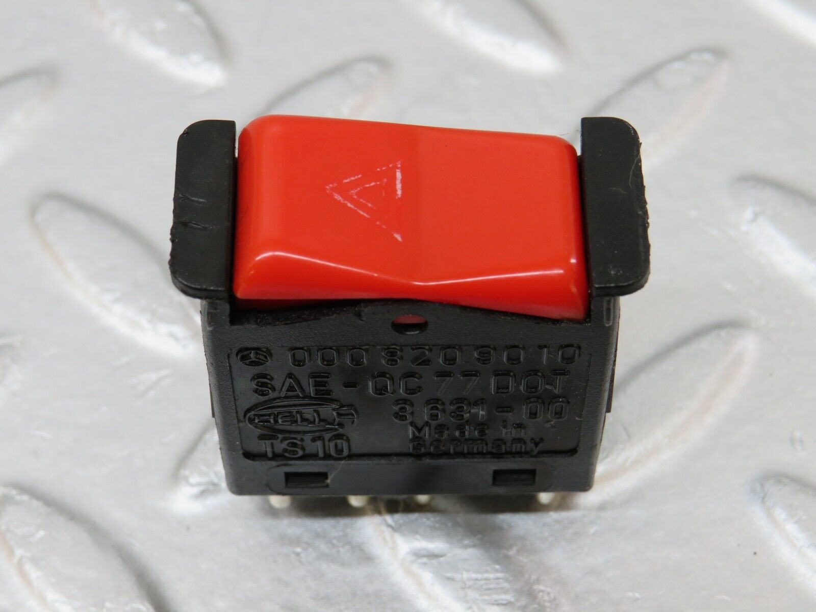 34619 Mercedes-Benz C126 380SEC Coupe Hazard Warning Light Switch 0008209010