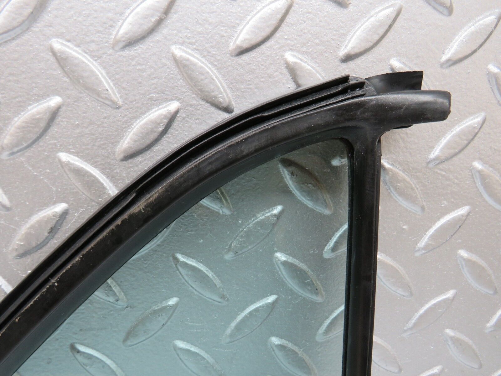 0627 Mercedes-Benz W123 230E Left Rear Door Quarter Glass 1237350124