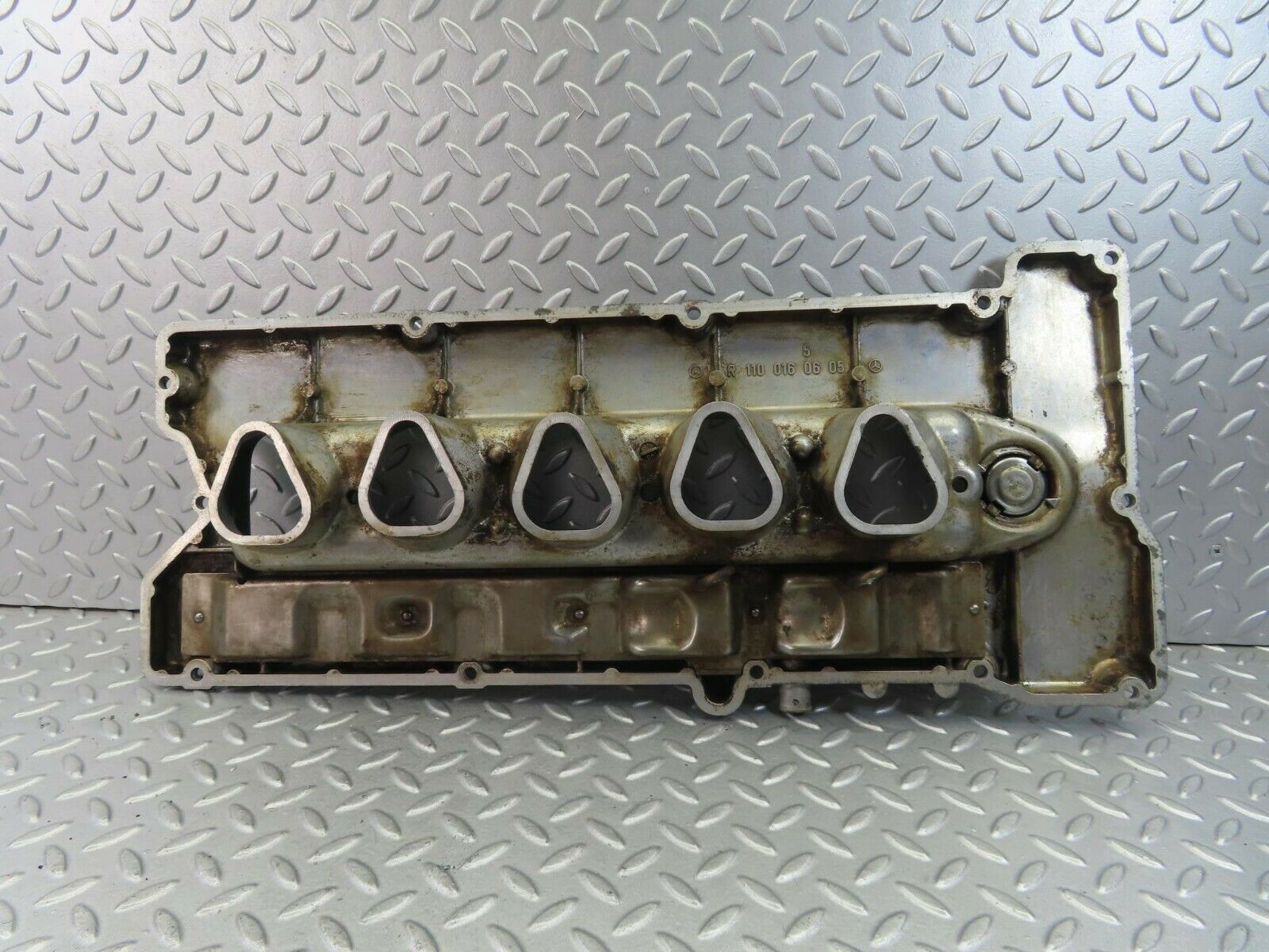 8551 Mercedes-Benz W123 Cylinder Head Valve Cover 1100160605