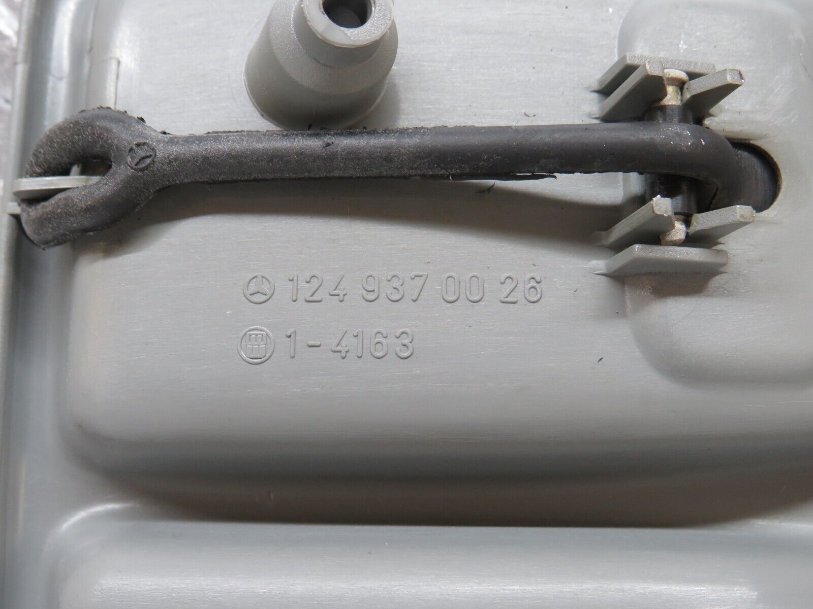 32722 Mercedes-Benz S124 300TE Wagon Seat Belt Buckle Holder 1246840418