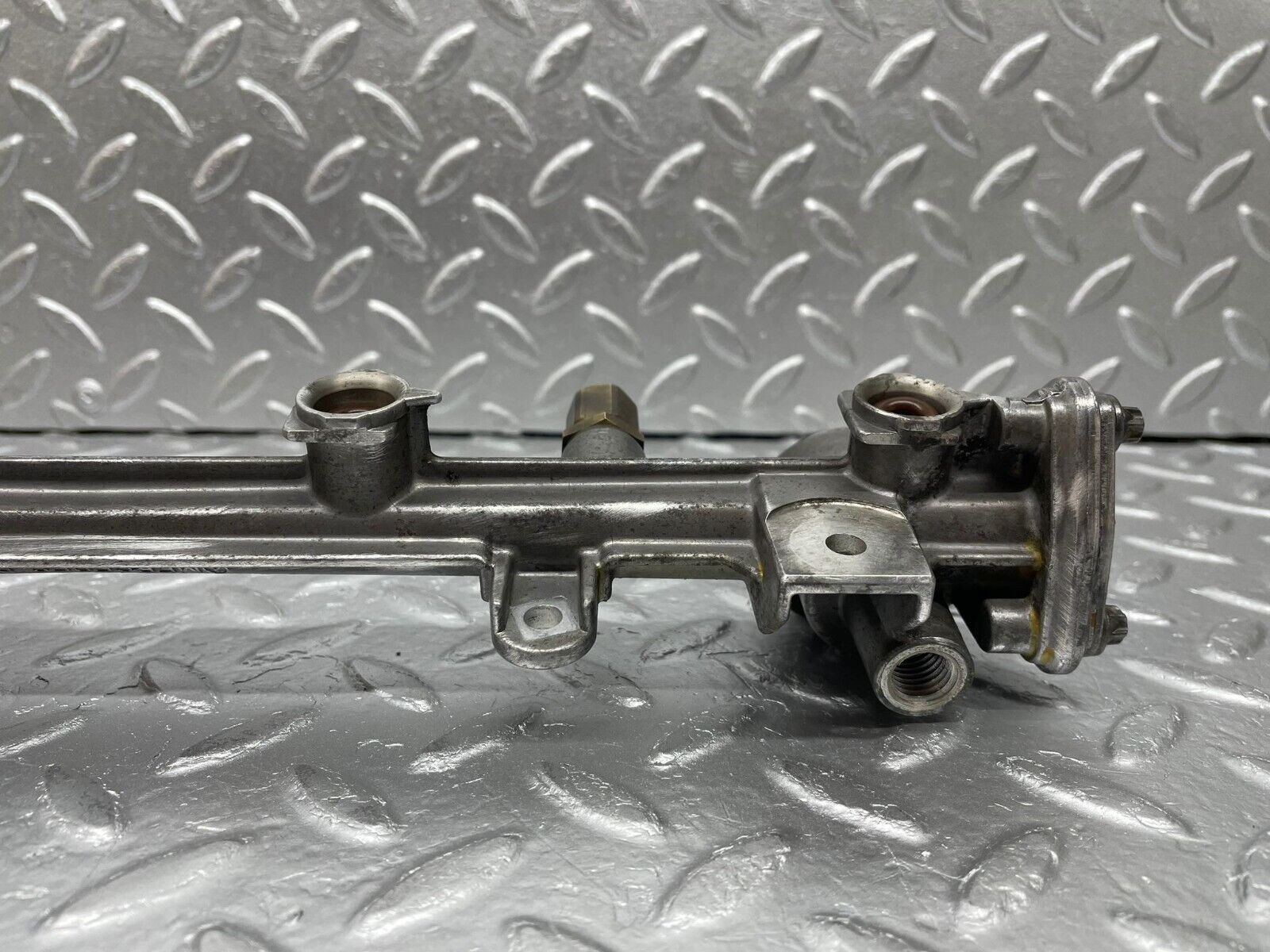 33400 Mercedes-Benz W202 C180 Fuel Injector Rail 11107845