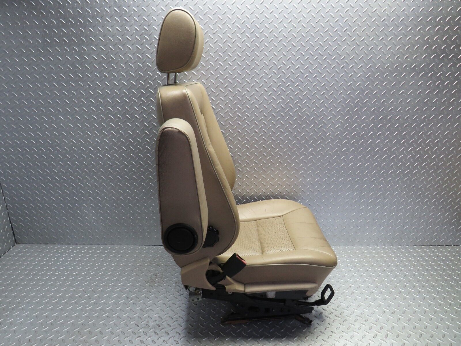 28970 Mercedes-Benz C124 320CE Coupe Front Left Seat Leather Beige