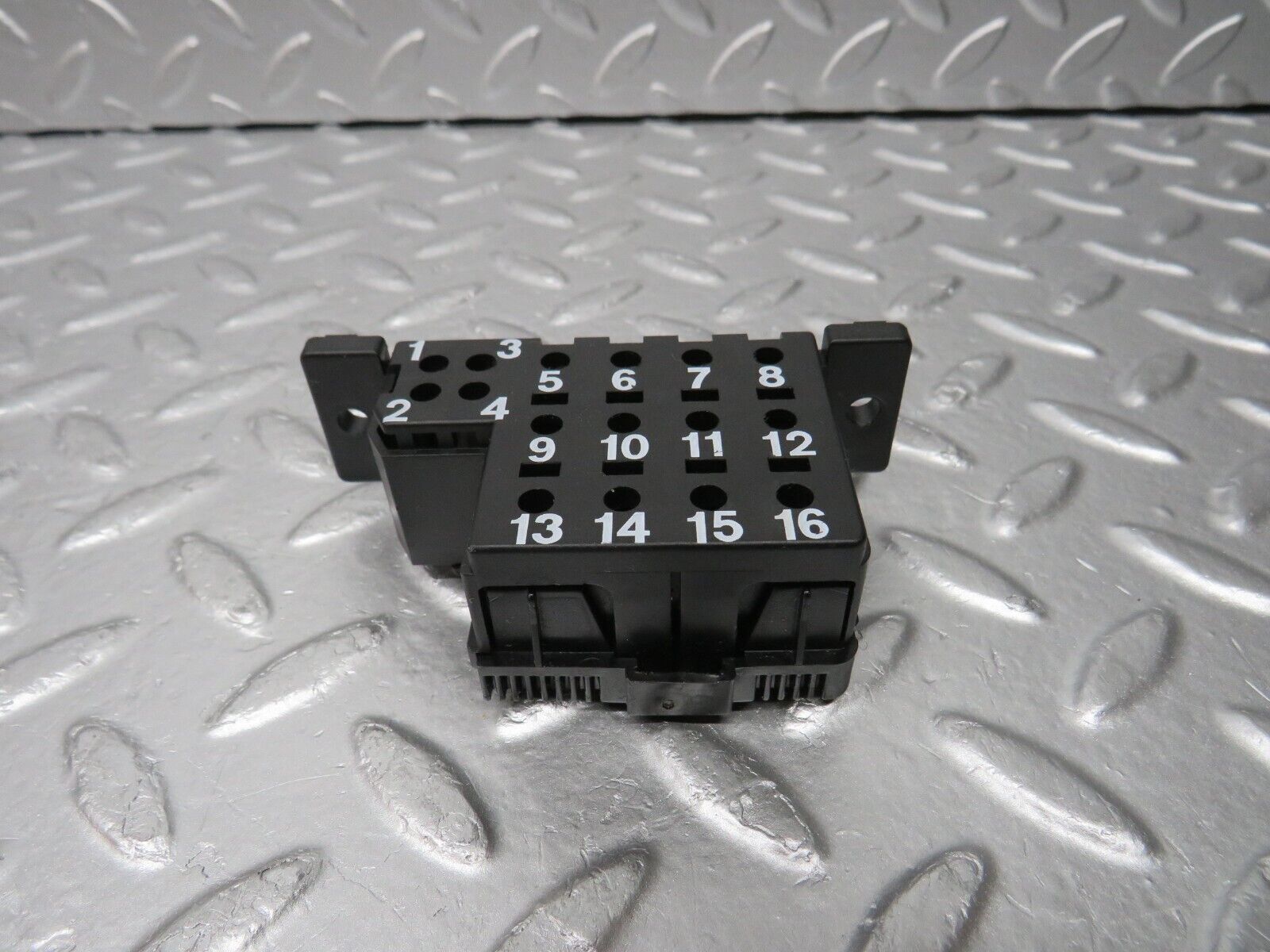 31324 Mercedes-Benz S124 220TE Diagnostic Connector 1295455540 1295450003