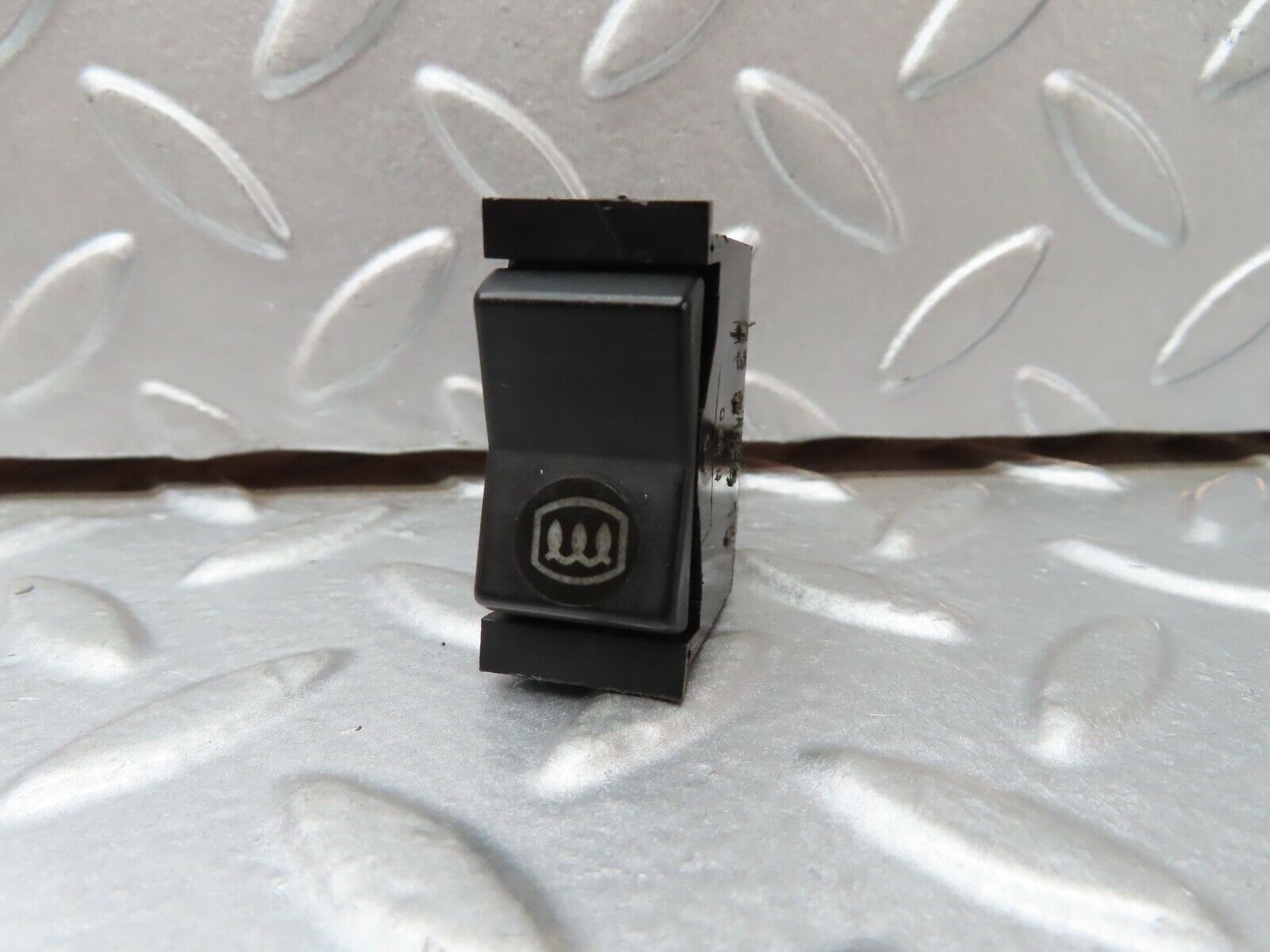 19275 Mercedes-Benz W123 300D Rear Heated Windscreen Switch 03812515