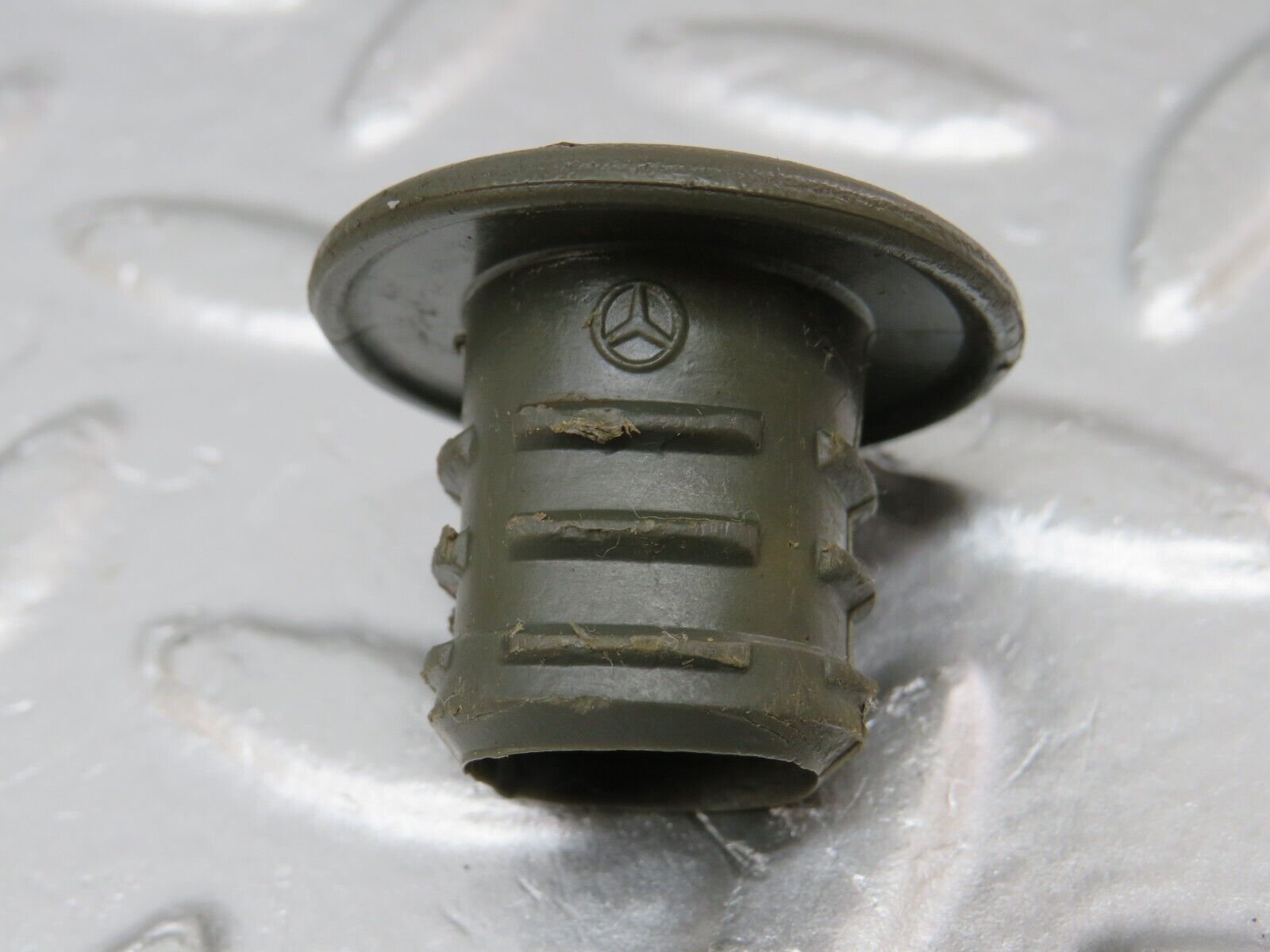 34192 Mercedes-Benz W124 260E Jack Lifting Point Plug 2x 1245830315