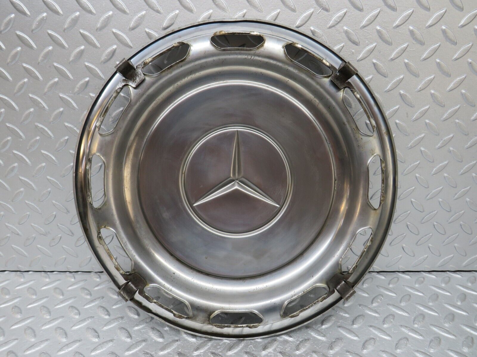 37466 Mercedes-Benz W109 300SEL Wheel Hub Cap 14"
