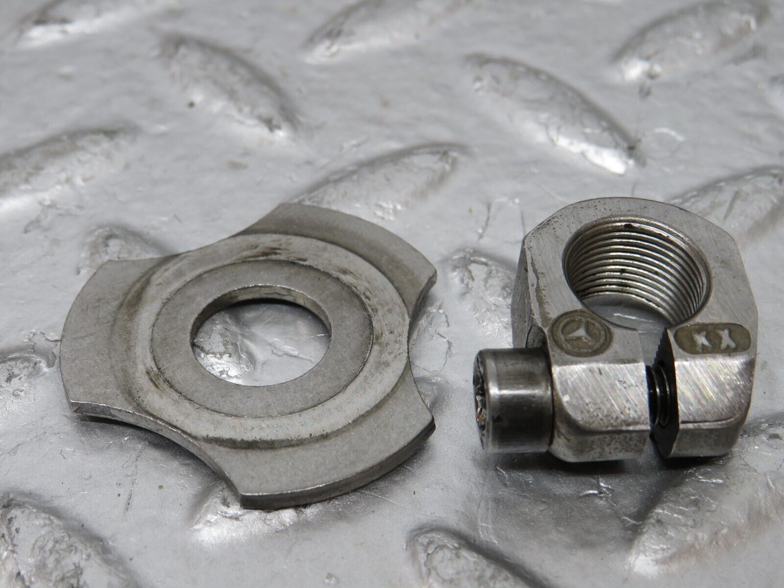 25654 Mercedes-Benz W124 280E Wheel Hub Locking Cap