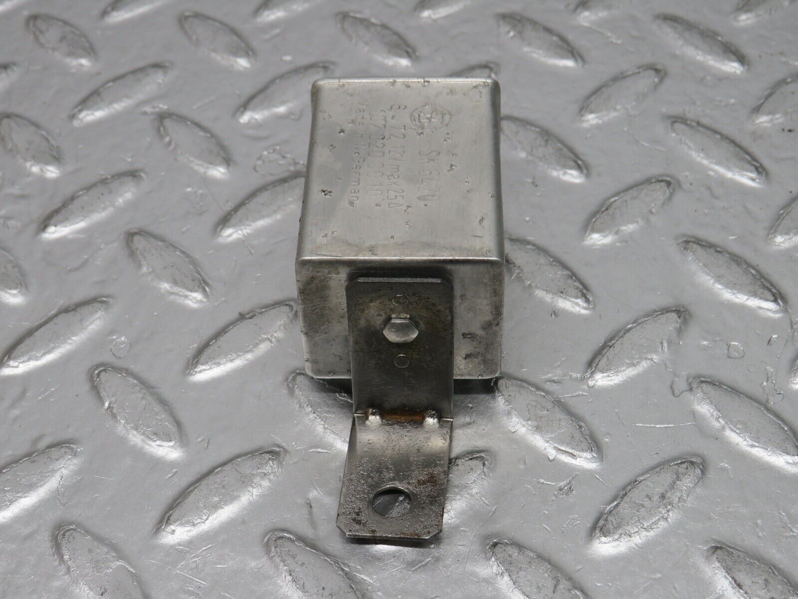 0679 Mercedes-Benz C107 350SLC Coupe Rear Heated Window Relay 1078200010