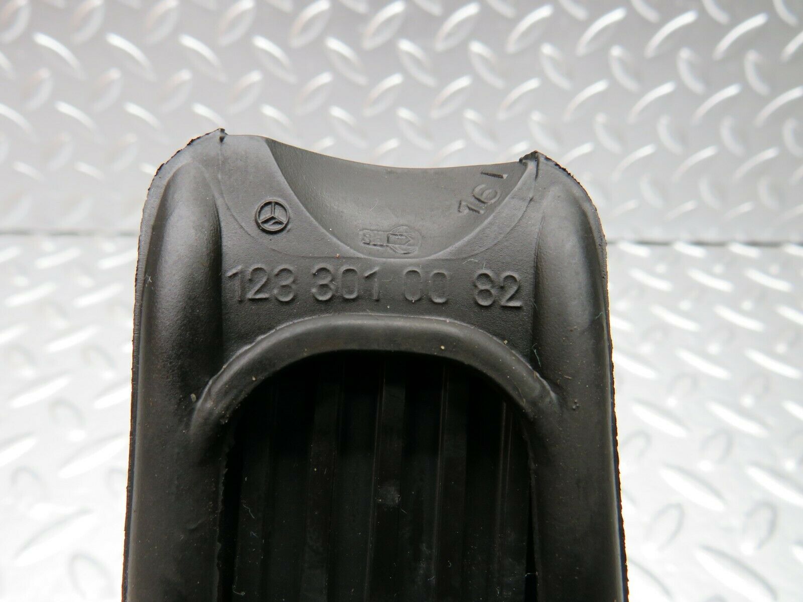 22368 Mercedes-Benz C124 E220 Coupe Accelerator Pedal With Rubber 1263000504