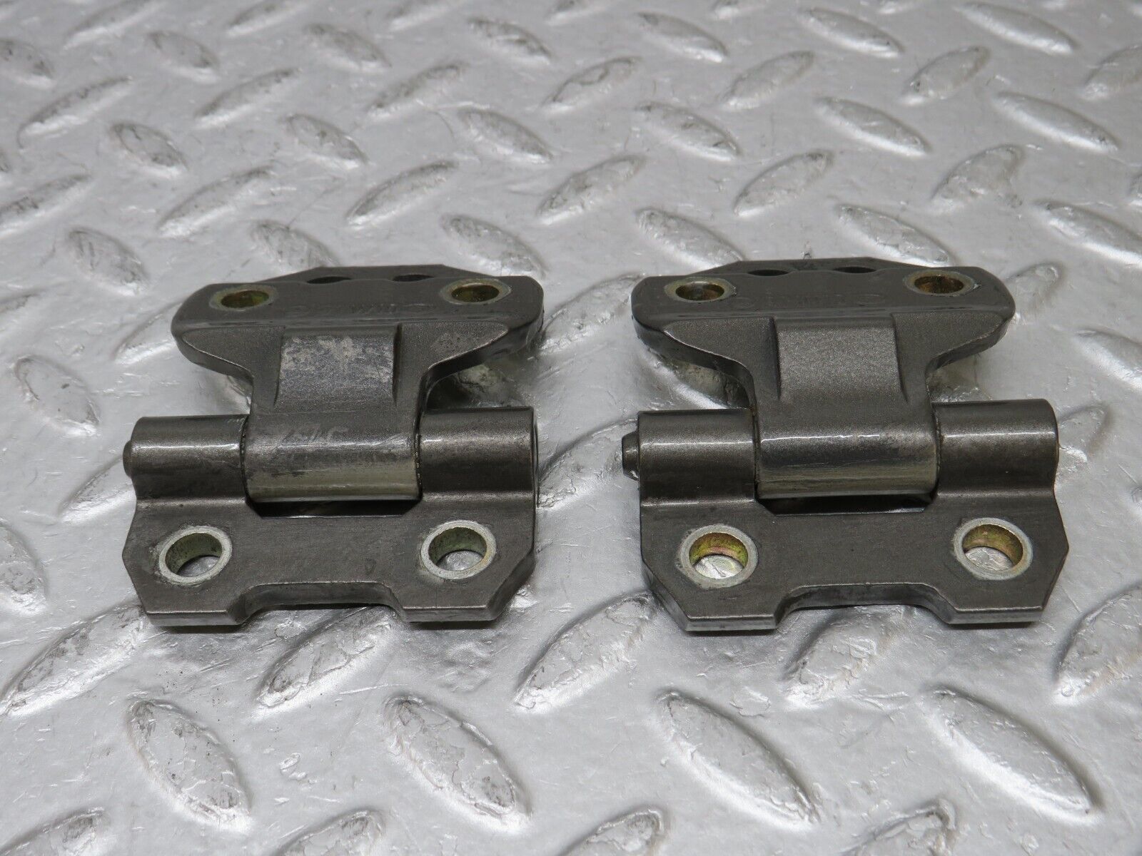 35305 Mercedes-Benz W124 Front Door Hinge Pair