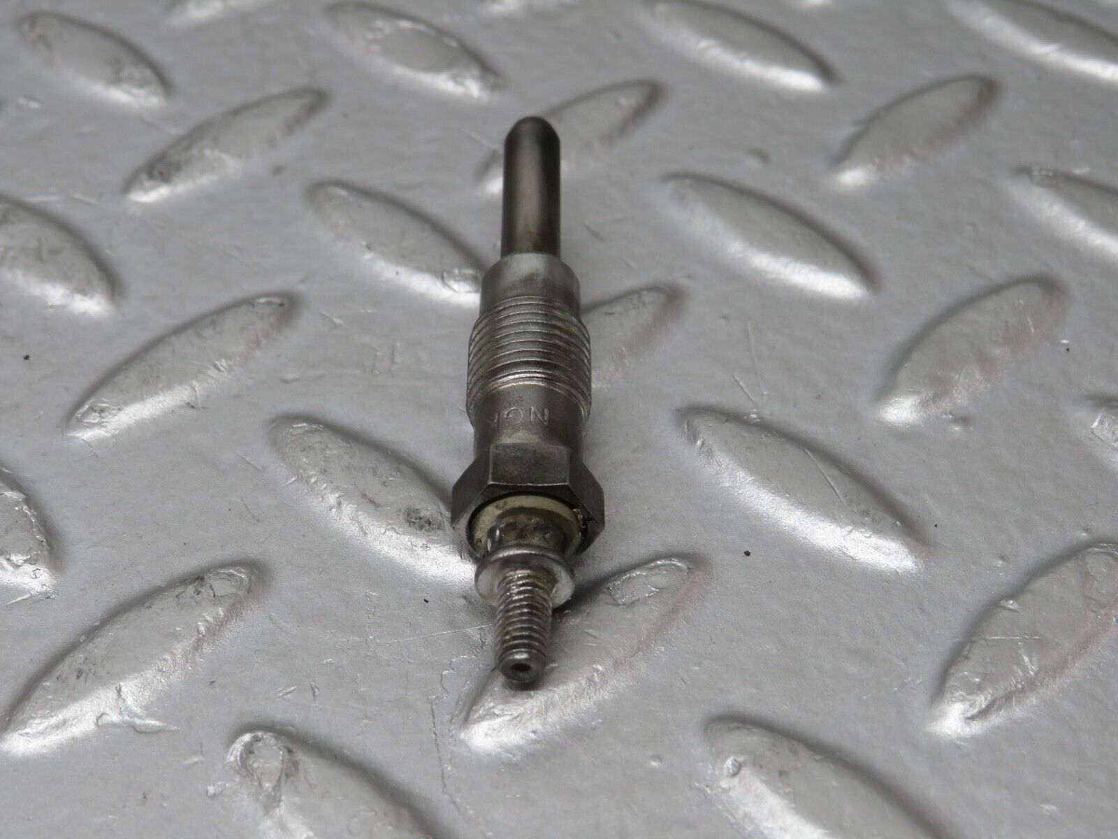 32895 Mercedes-Benz W123 300D Glow Plug Bosch Y-902R 046