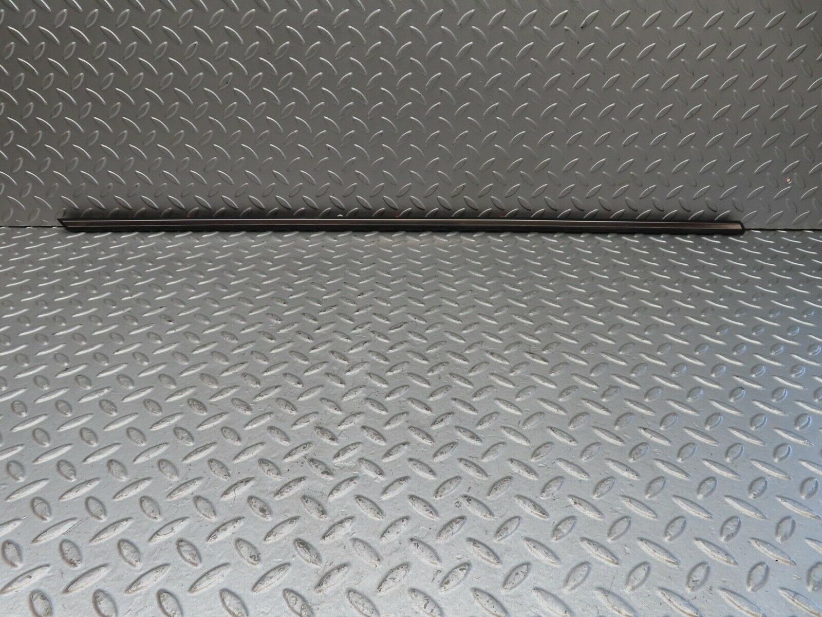 13448 Mercedes-Benz W123 200 Front Left Door Centre Moulding Trim