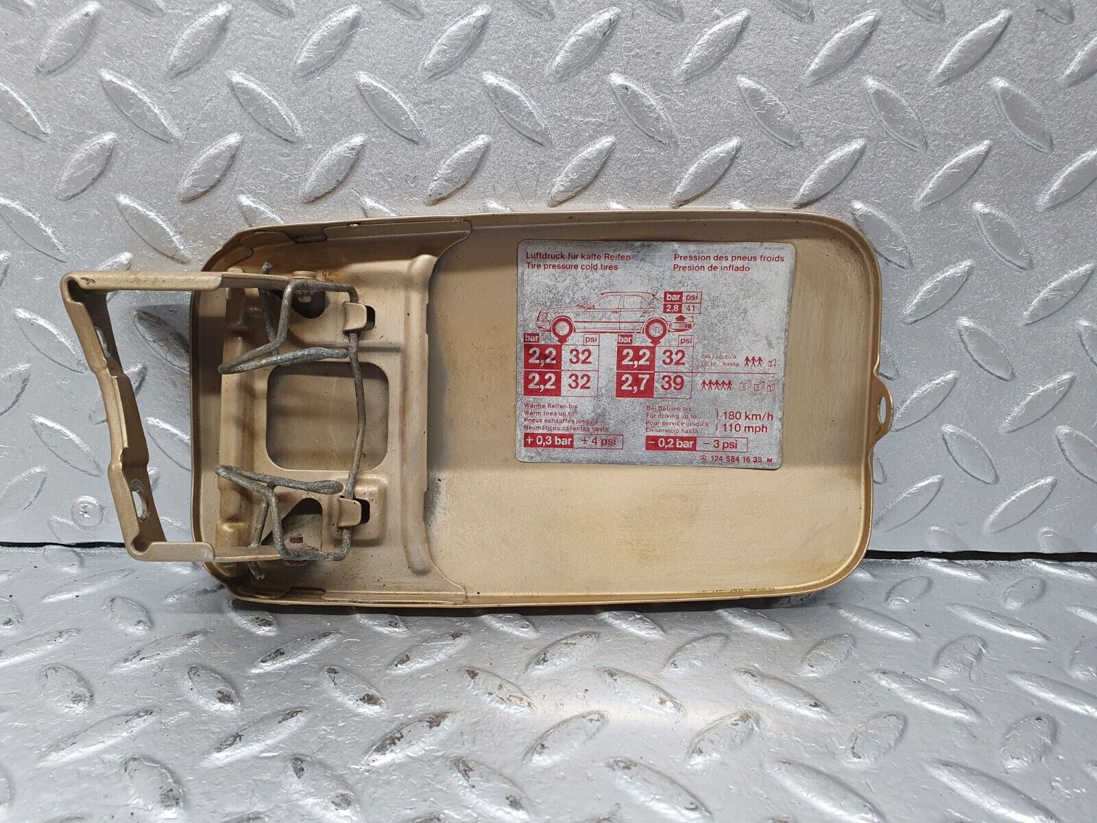 41473 Mercedes-Benz W124 200E Fuel Tank Flap Cap 1245841639