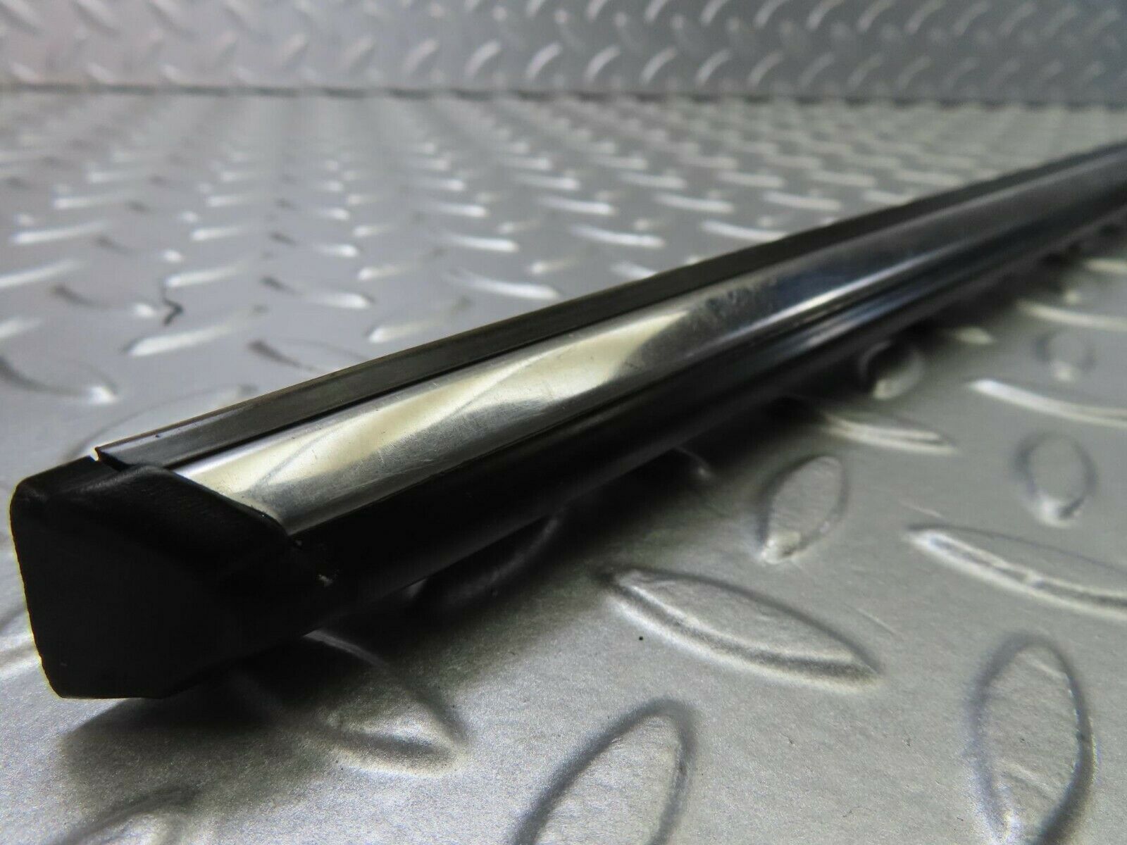 10254 Mercedes-Benz W123 Front Left Door Centre Moulding Trim