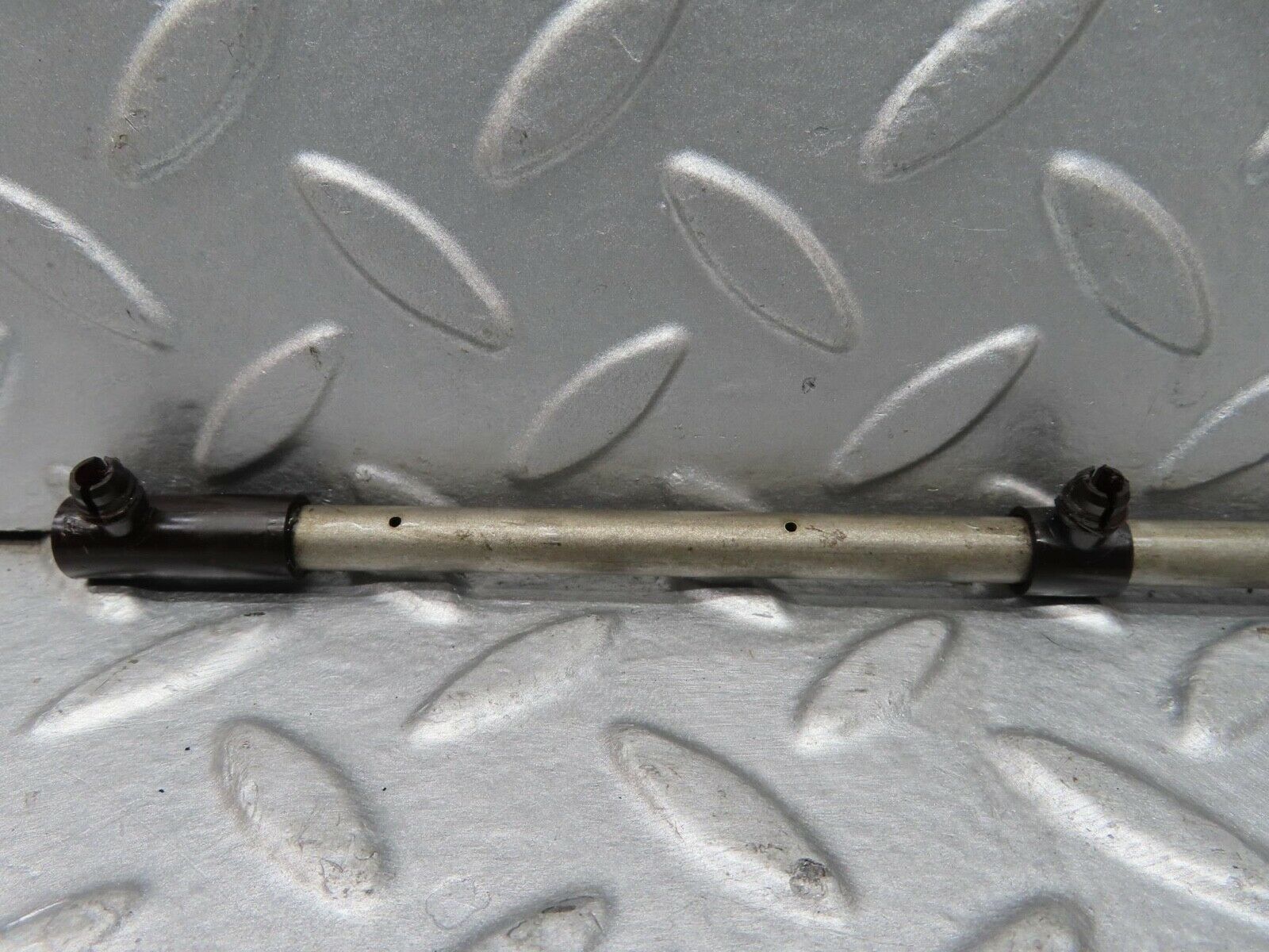 16556 Mercedes-Benz C107 350SLC Coupe Camshaft Oil Tube