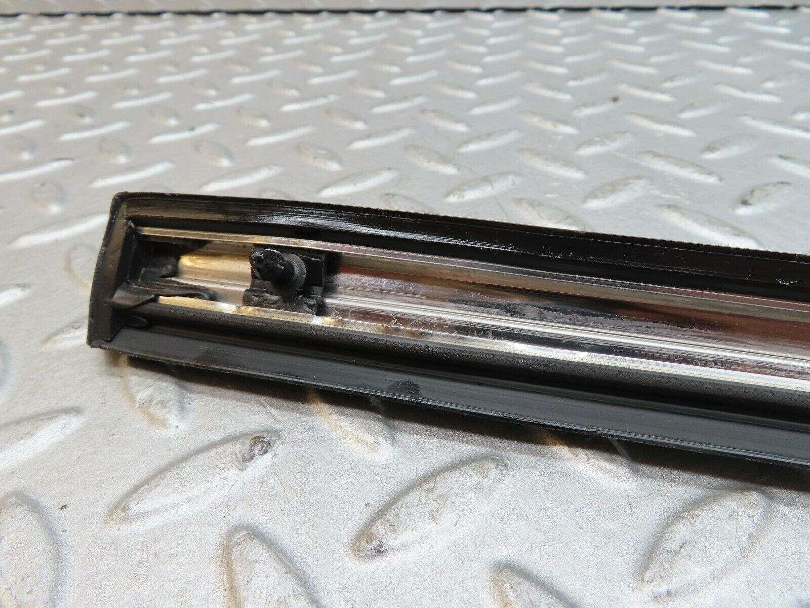 17891 Mercedes-Benz W116 450SEL Front Left Fender Wing Centre Chrome Trim