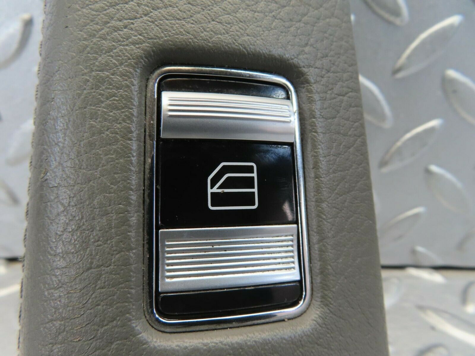 11181 Mercedes-Benz W221 S320 Rear Right Window Control Switch P0110638