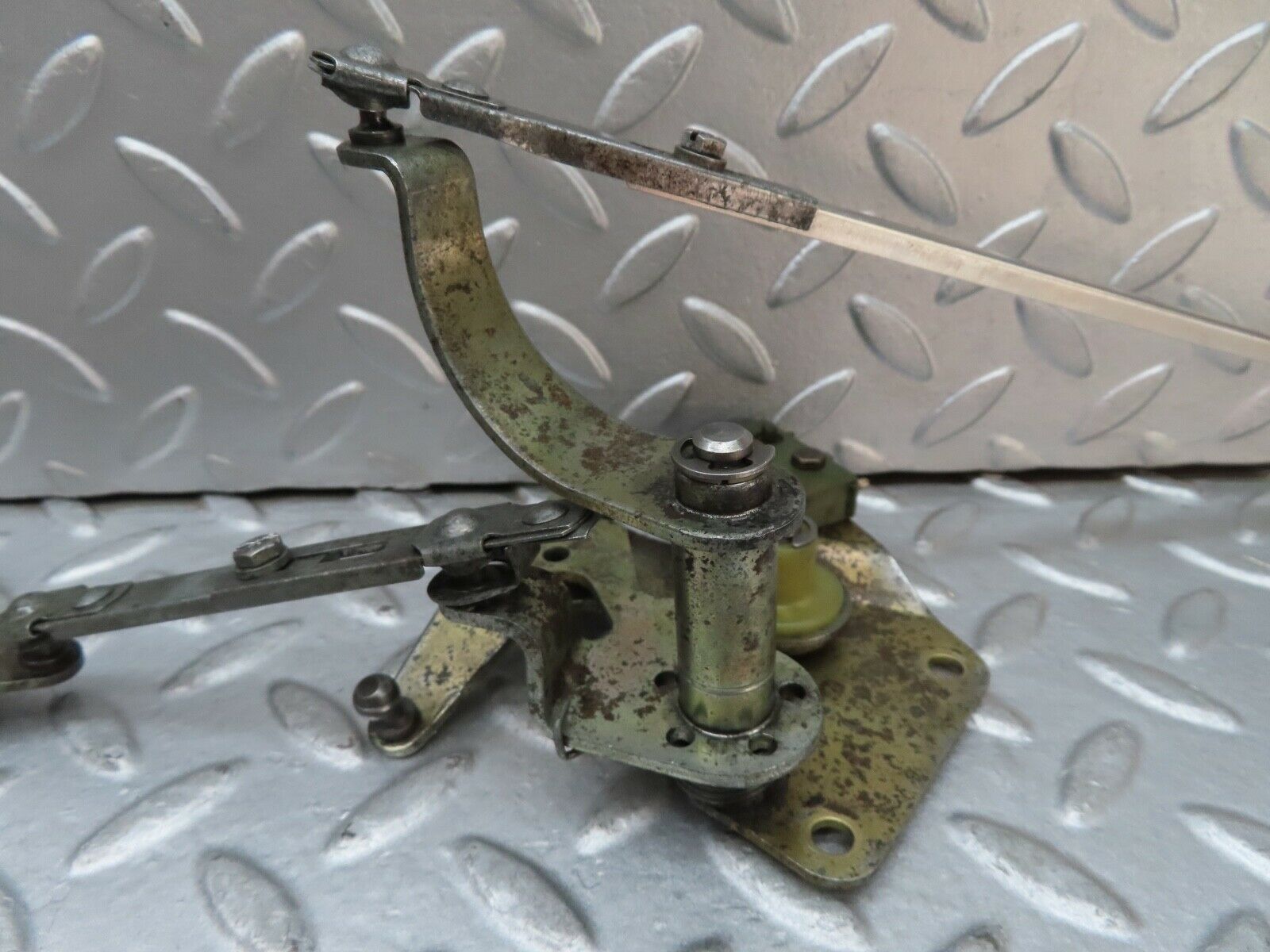 16911 Mercedes-Benz C123 280CE Coupe Throttle Linkage 0025450114