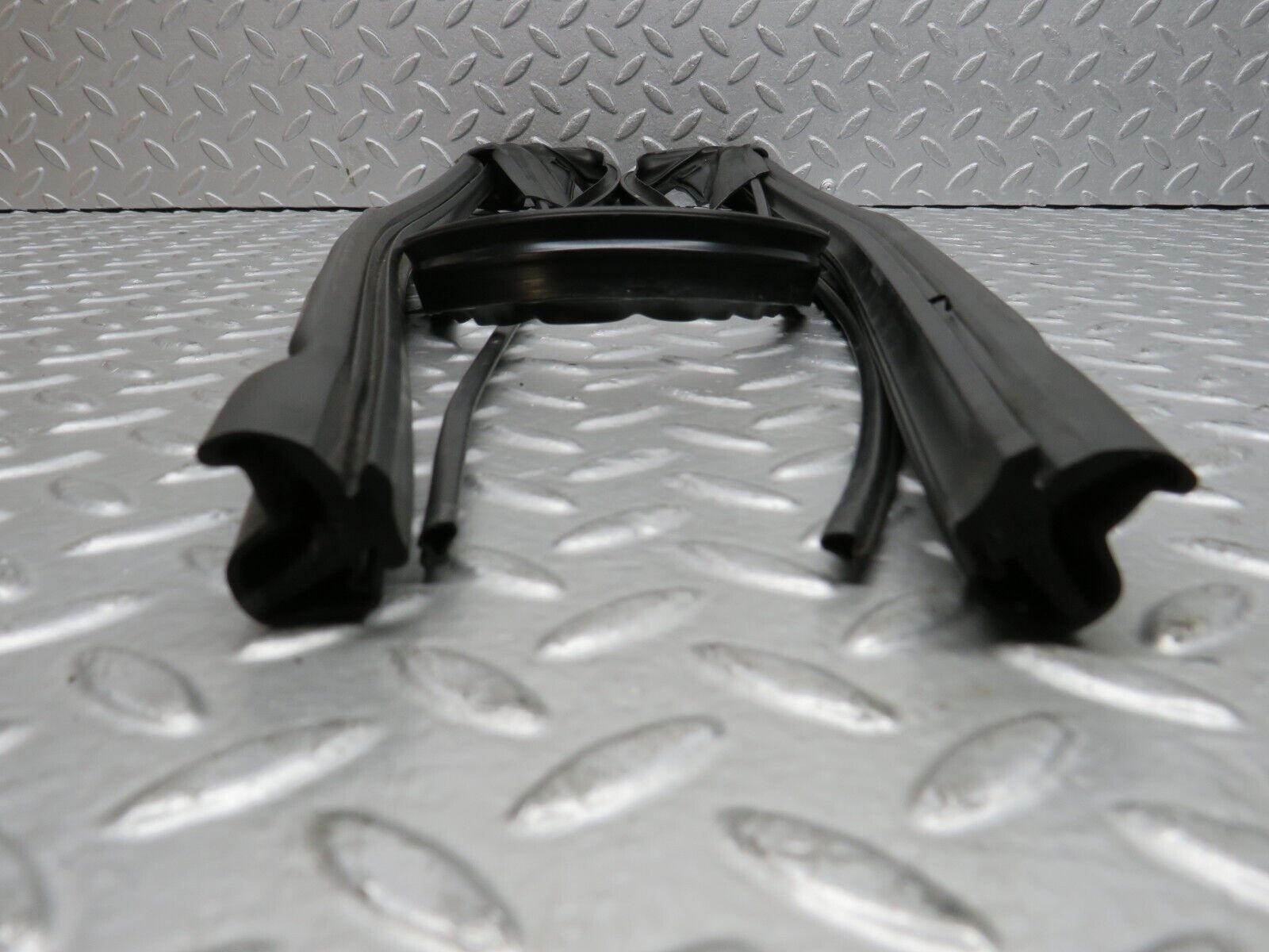 39677 Mercedes-Benz R129 320SL Coupe Front Windscreen Rubber Seal