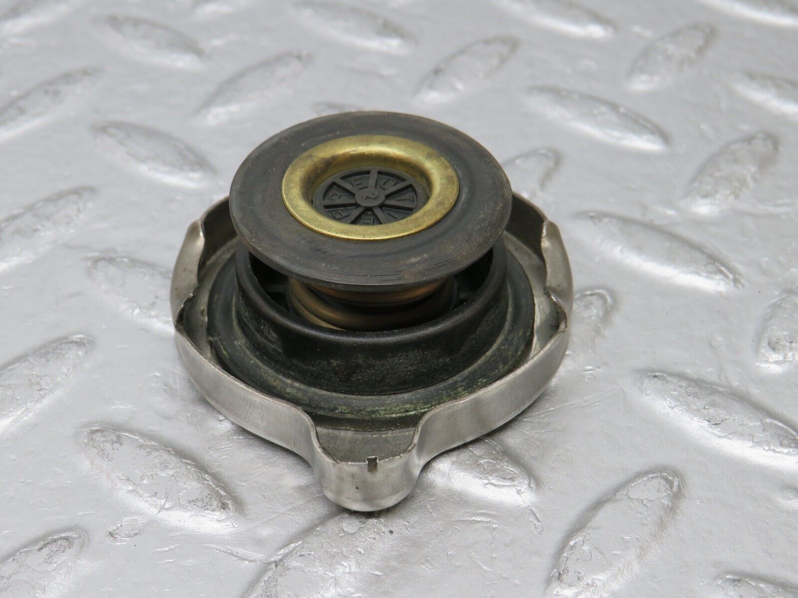 37741 Mercedes-Benz A124 320E Cabriolet Radiator Cap