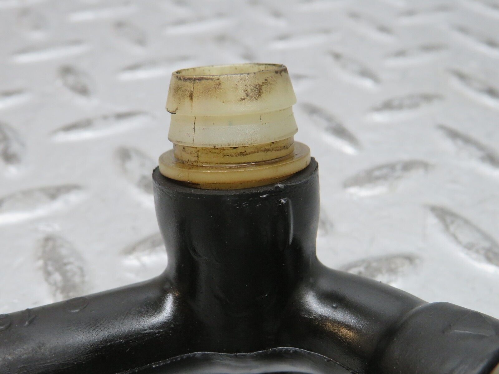 28844 Mercedes-Benz W123 230E Air Intake Pipe 1020941782 1020941682