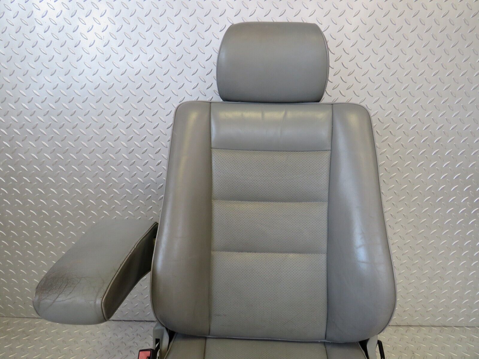 25700 Mercedes-Benz W124 280E Front Left Seat Leather Grey