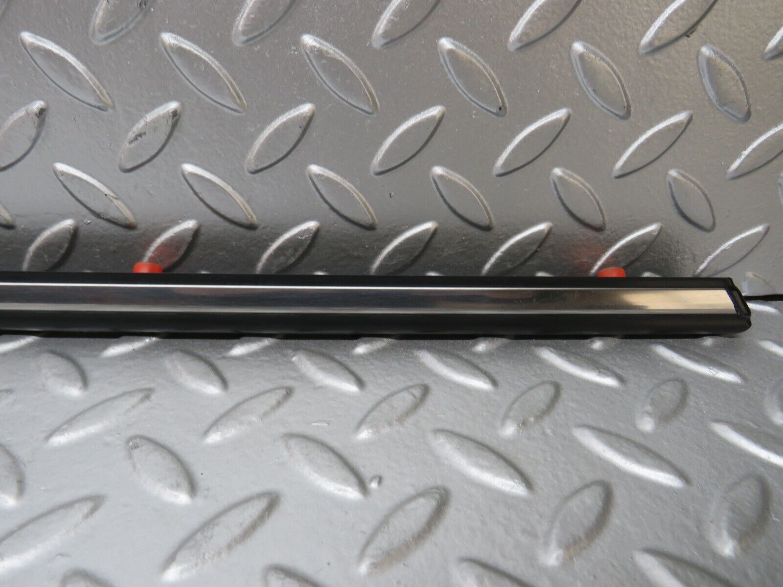 27895 Mercedes-Benz W123 280E Front Left Door Centre Moulding Trim