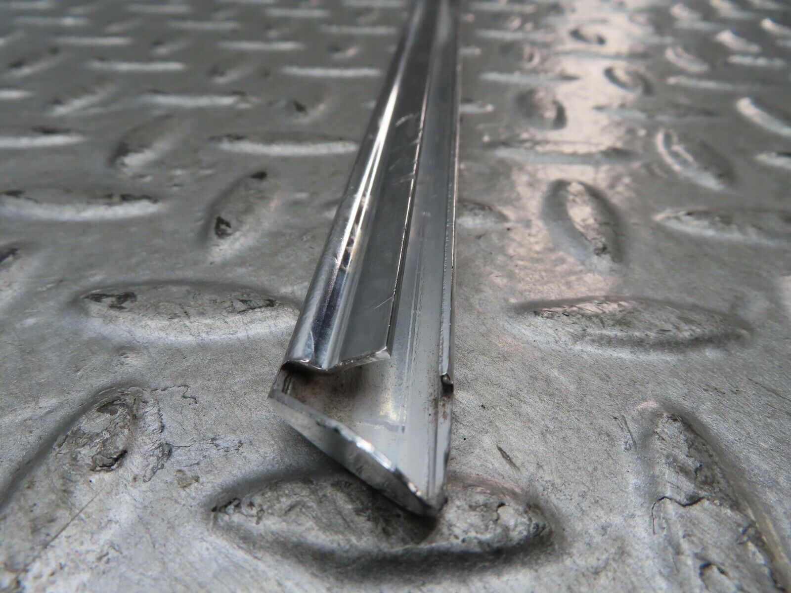 19123 Mercedes-Benz W123 300D Front Right Door Chrome Moulding Trim