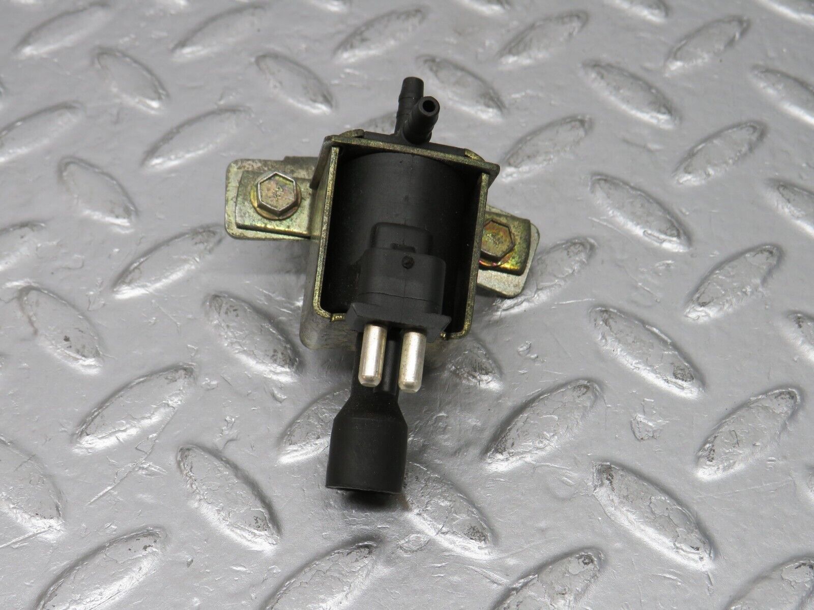 38849 Mercedes-Benz W201 190E 2.6L Vacuum Control Valve Pierburg 0015407097 7.21071.00