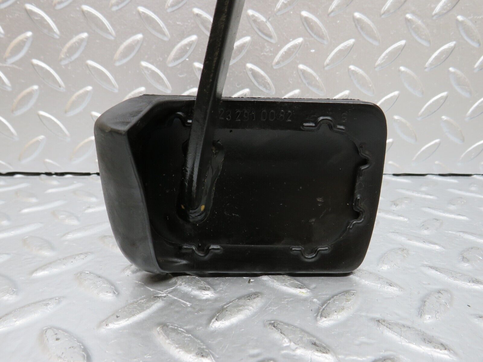 29330 Mercedes-Benz W124 230E Brake Pedal 1232910082