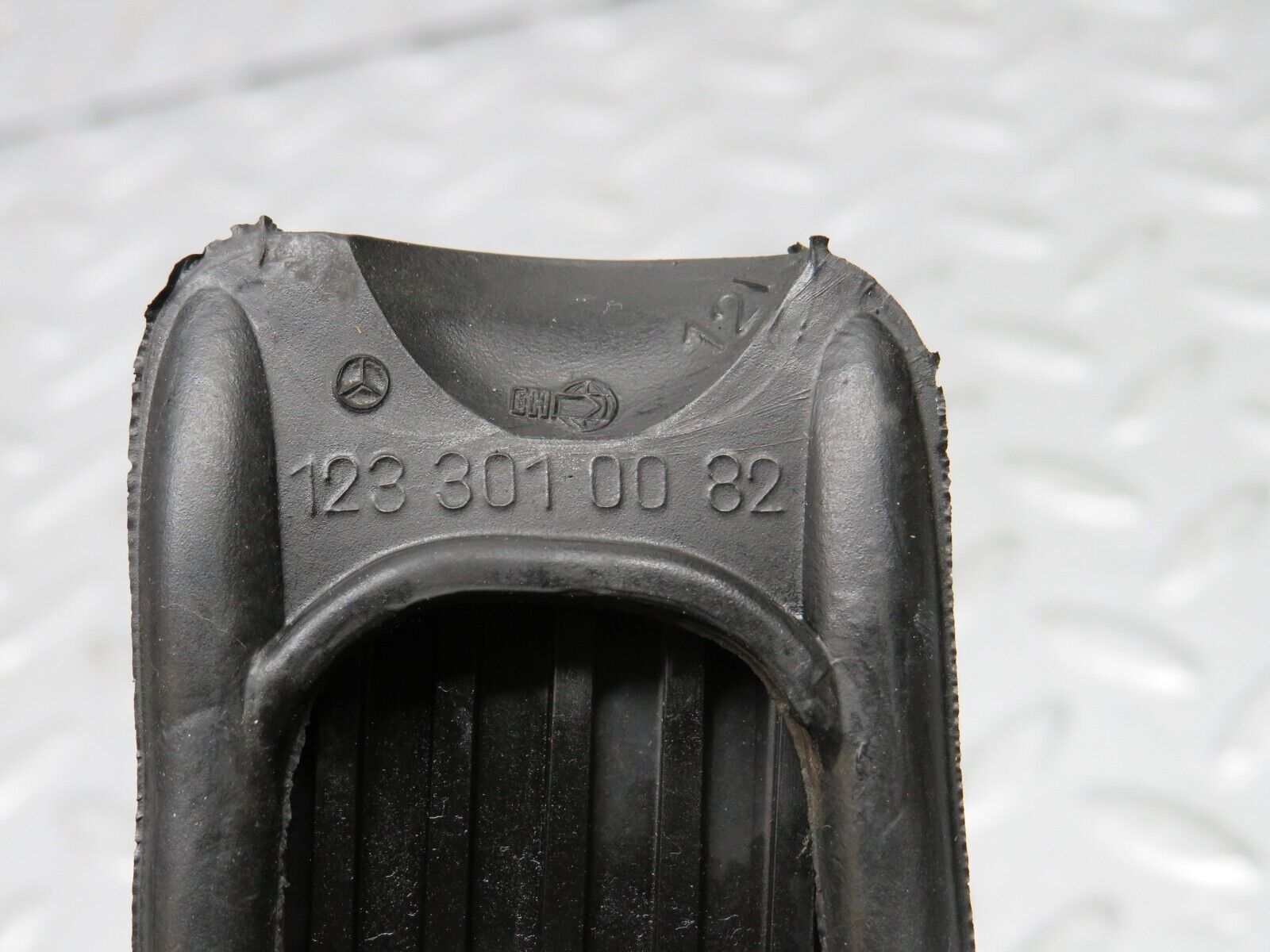 30386 Mercedes-Benz W124 230E Accelerator Pedal & Rubber 1233010082 1263000504