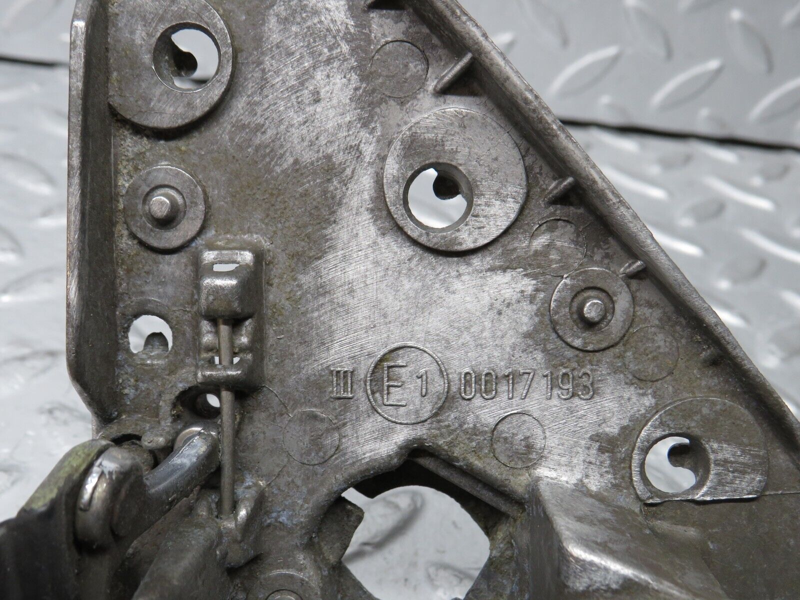 38200 Mercedes-Benz W201 190E 2.0L Wing Mirror Bracket With Frame Left 1248110541 1248110335