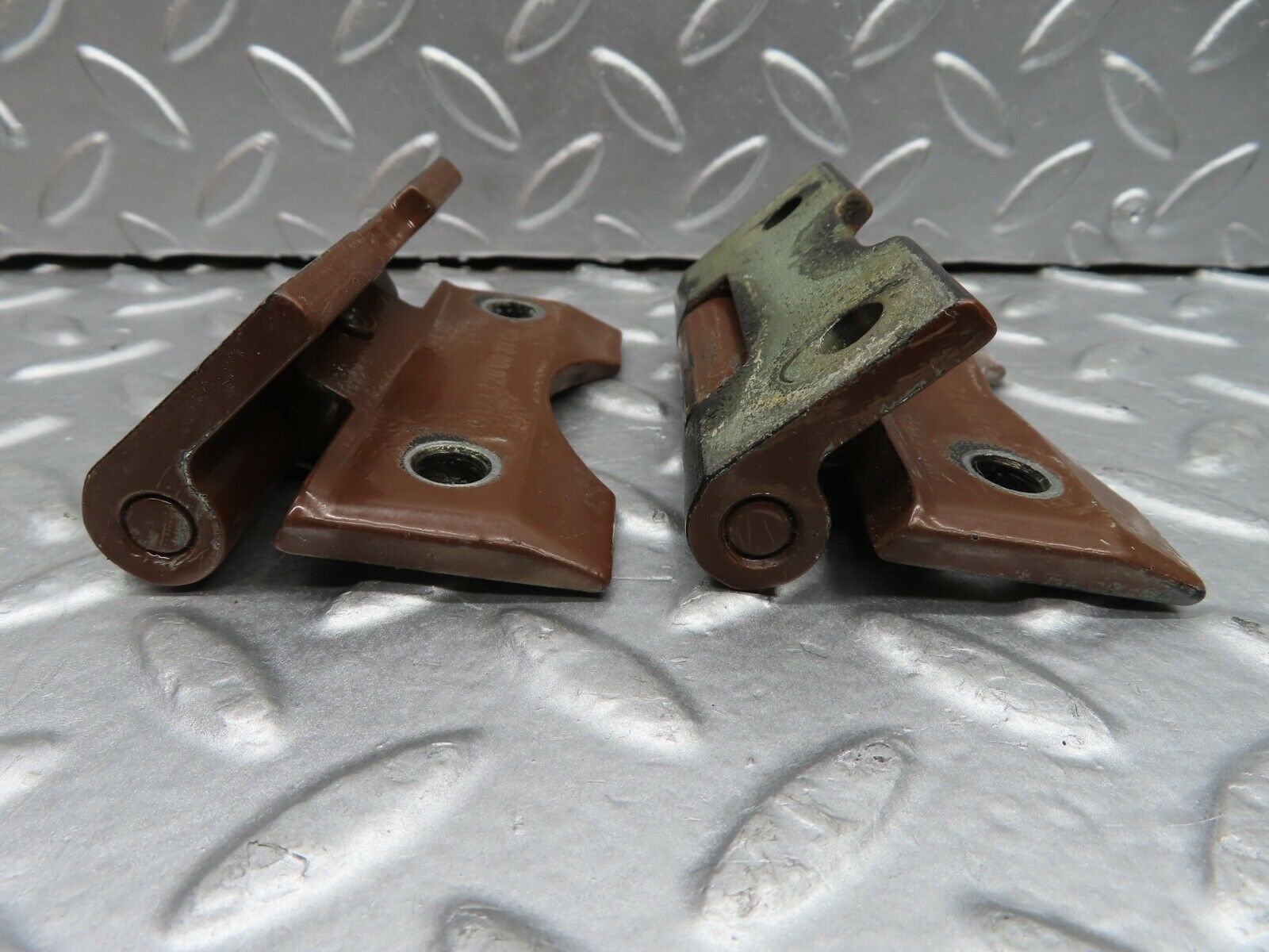 21069 Mercedes-Benz W123 230E Door Hinges Pair 1237200037