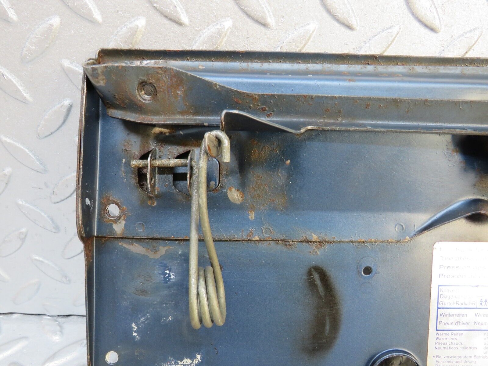 37594 Mercedes-Benz W109 300SEL Fuel Tank Flap Cap 1095840839