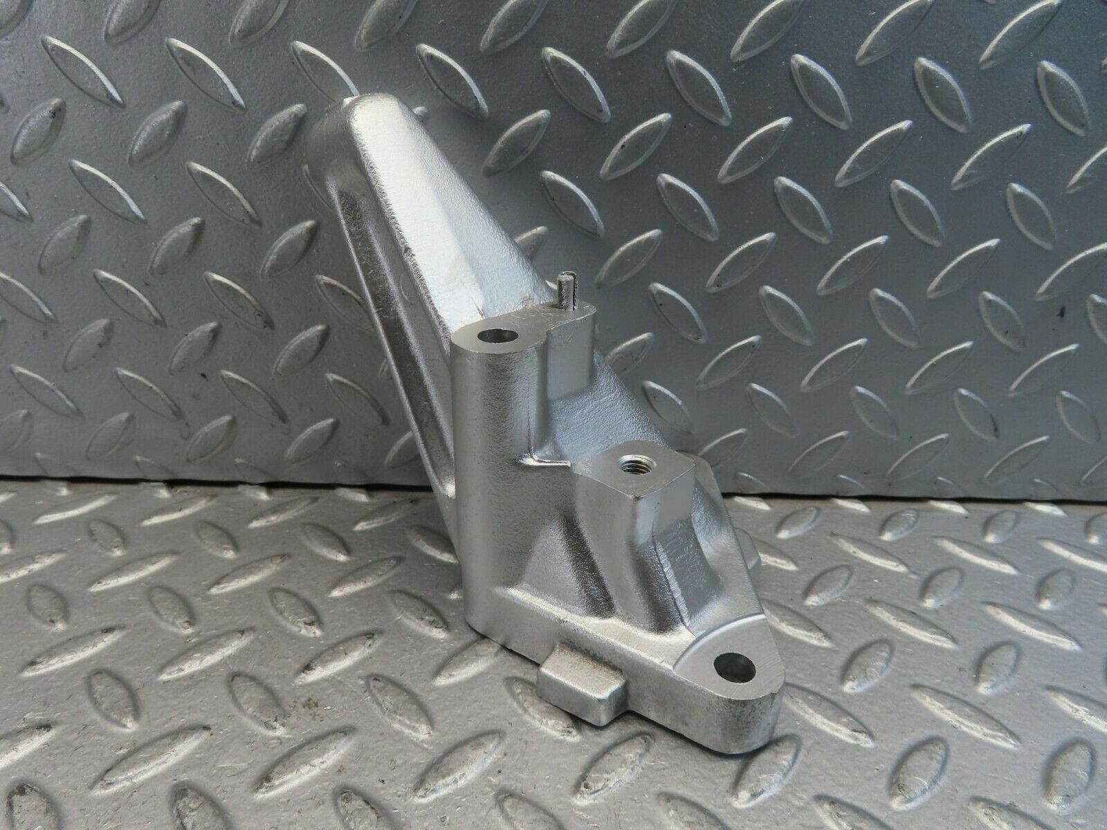 11474 Mercedes-Benz C123 230CE Coupe Engine Mount Bracket Left Side 1022230504