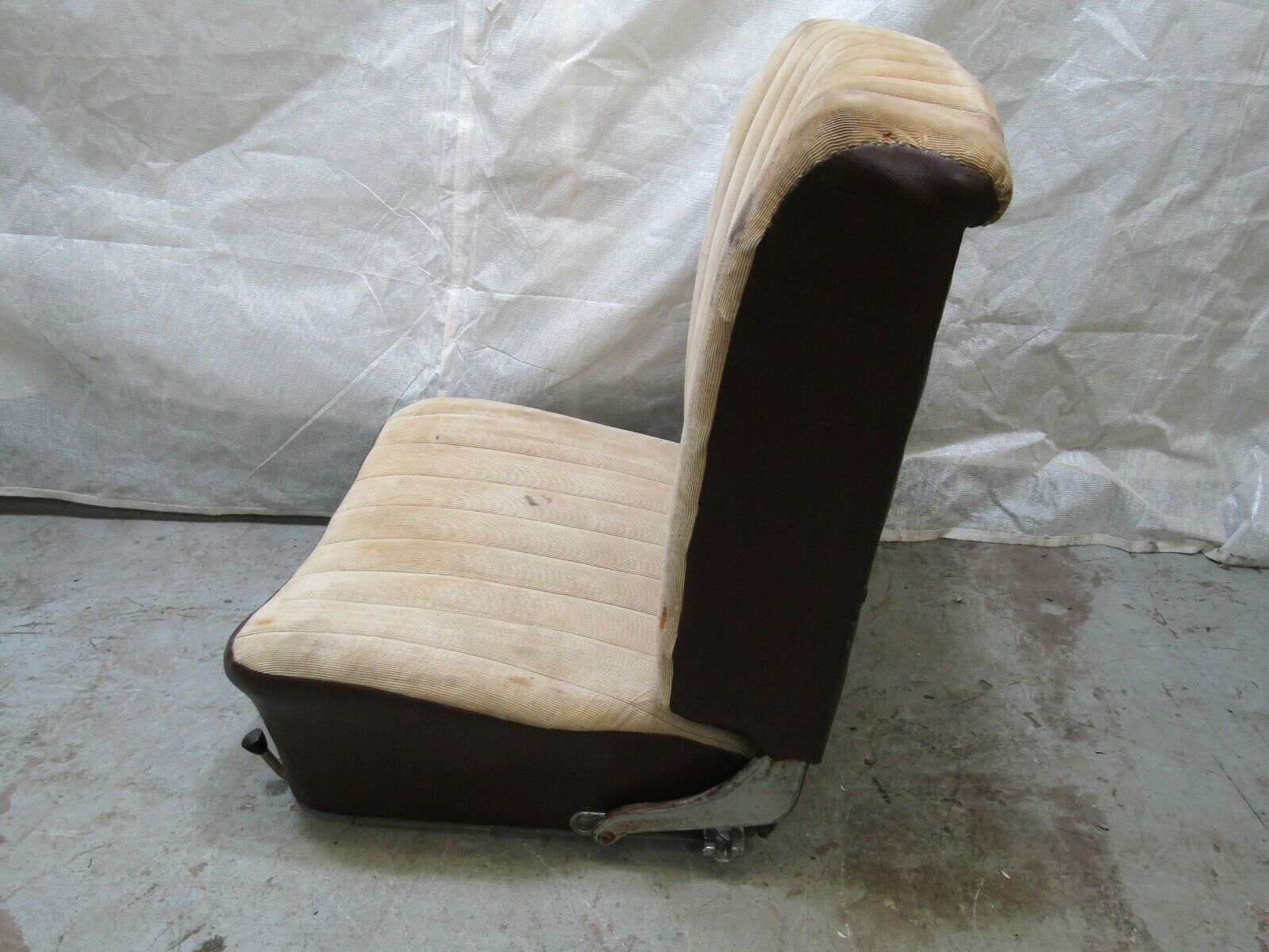 3253 Mercedes-Benz W120 PONTON Front Right Seat Creme Fabric