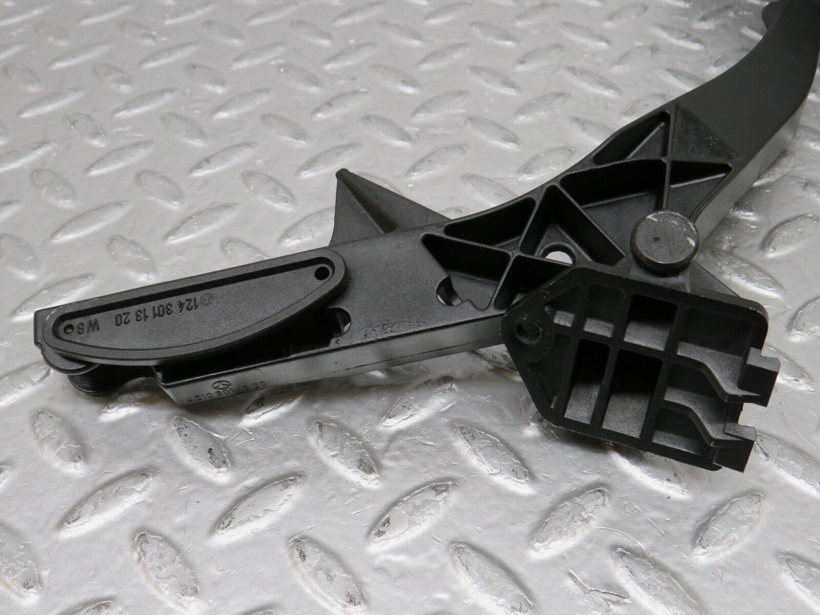 34811 Mercedes-Benz W210 320E Accelerator Pedal & Rubber 2103011820 2203010001