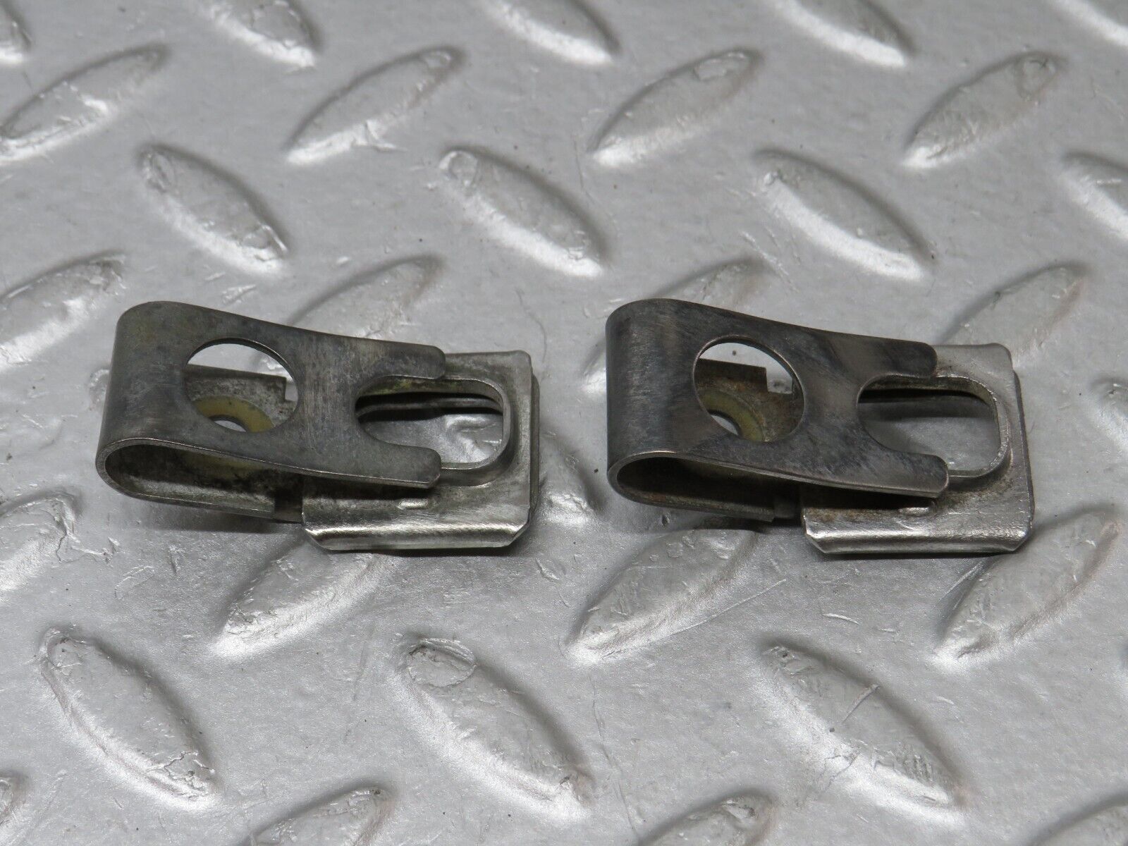 36243 Mercedes-Benz W126 420SE Fuel Injector Bracket 2x