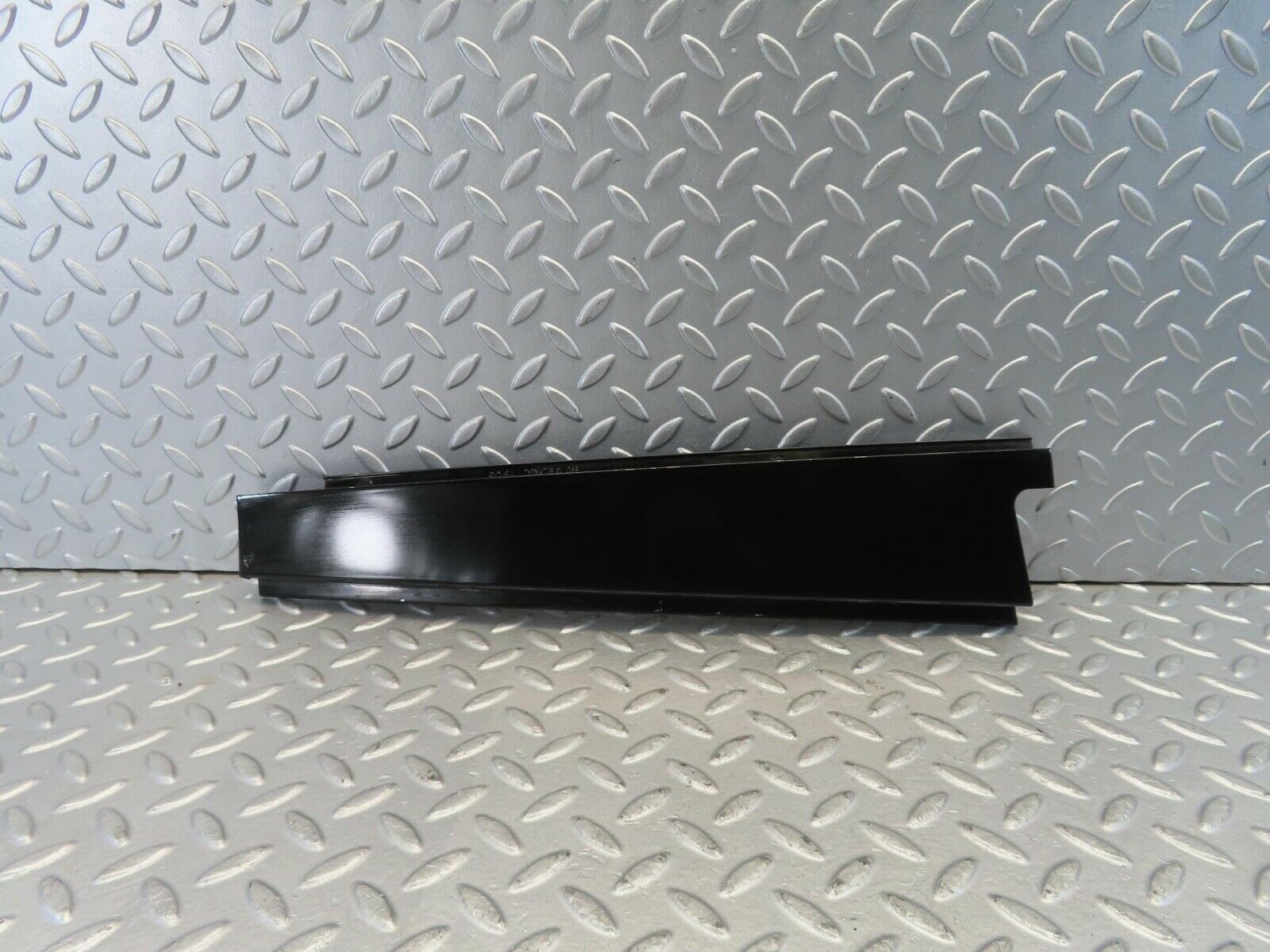 11201 Mercedes-Benz W221 S320 Rear Left Door Glass Side Trim