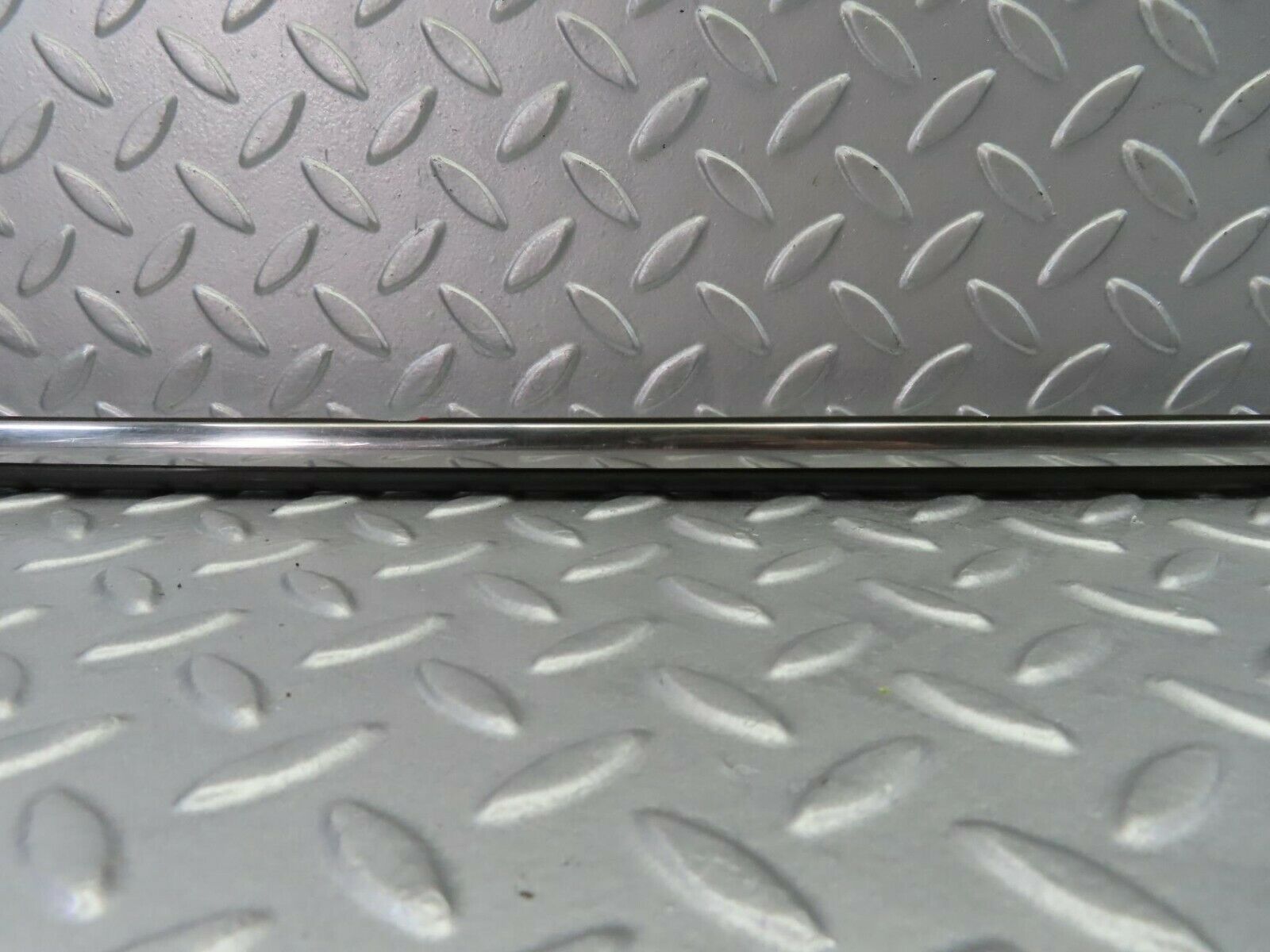 7872 Mercedes-Benz W115 220D Centre Fender Wing Chrome Trim Rear Right