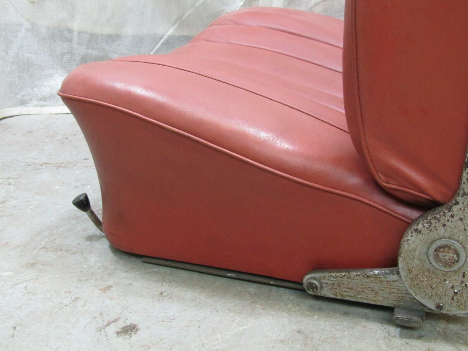 3255 Mercedes-Benz W105 PONTON Front Right Seat Passenger Seat Red Faux Leather