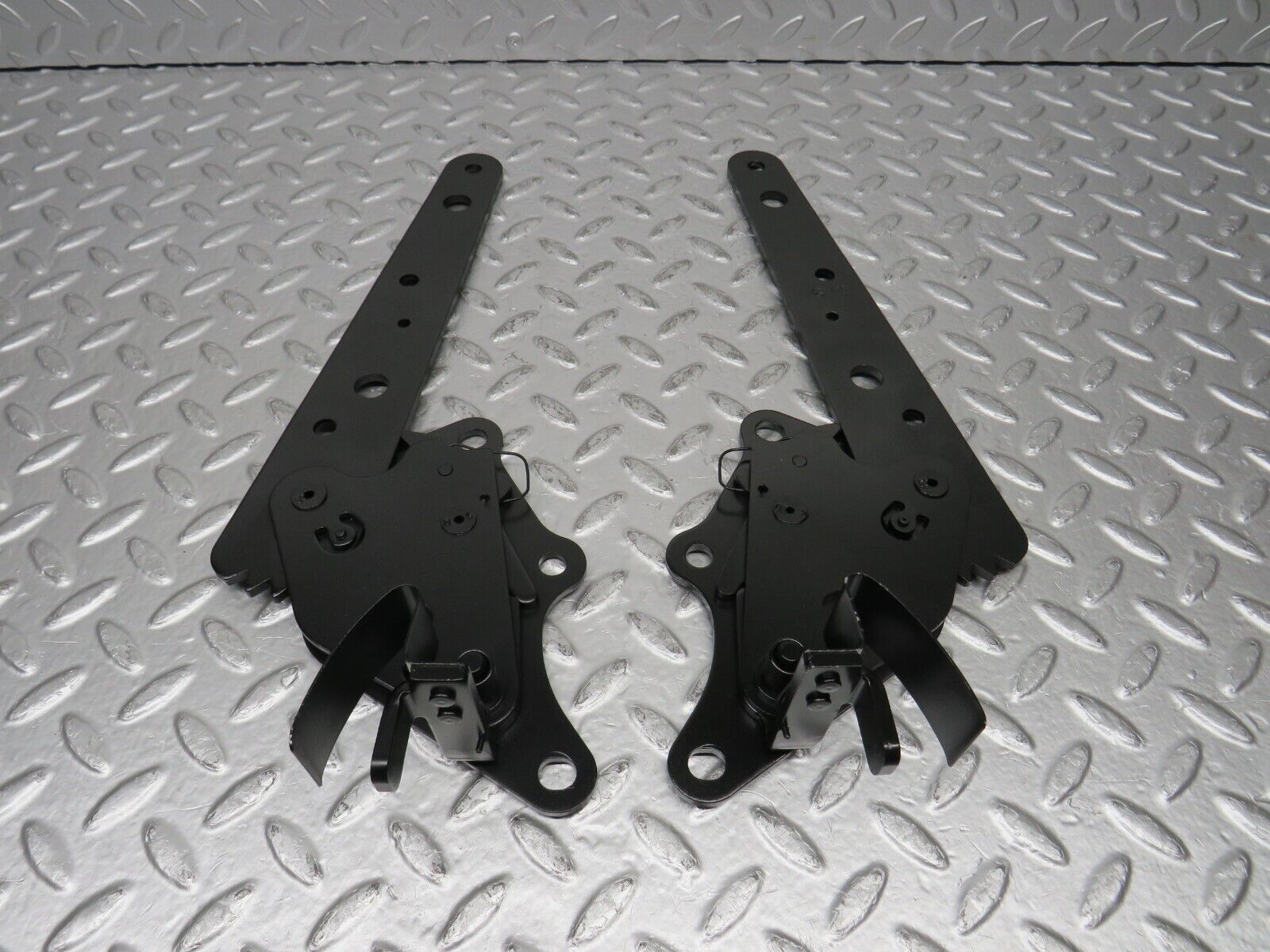 31525 Mercedes-Benz S124 220TE Wagon Rear Seat Hinge Pair