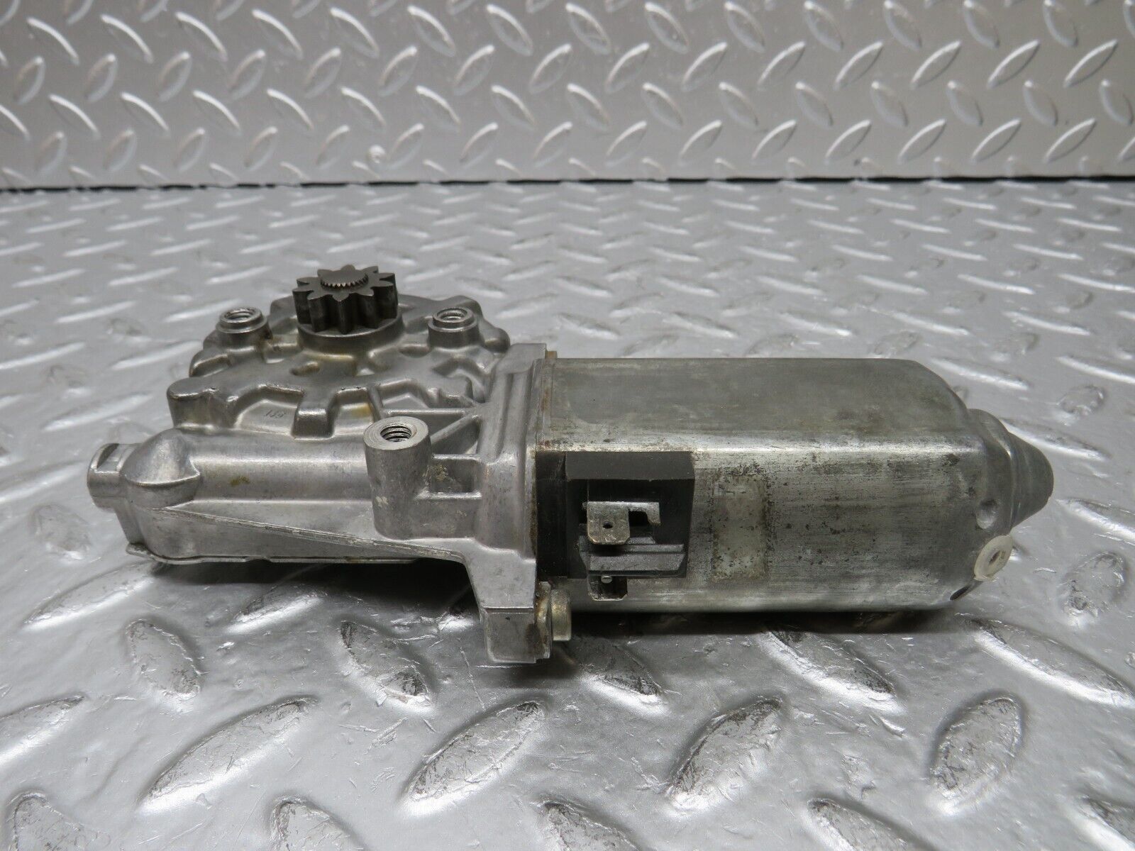 30064 Porsche 924 Right Door Window Regulator Motor Bosch 0130821119