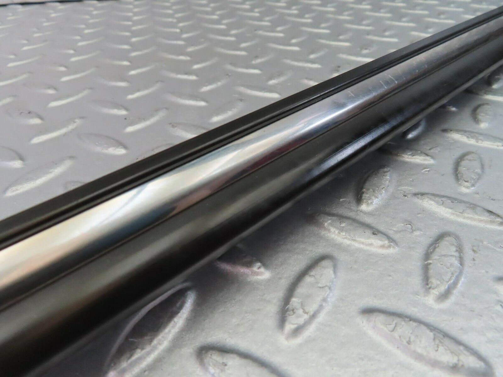 10292 Mercedes-Benz W116 Front Left Door Centre Moulding Trim