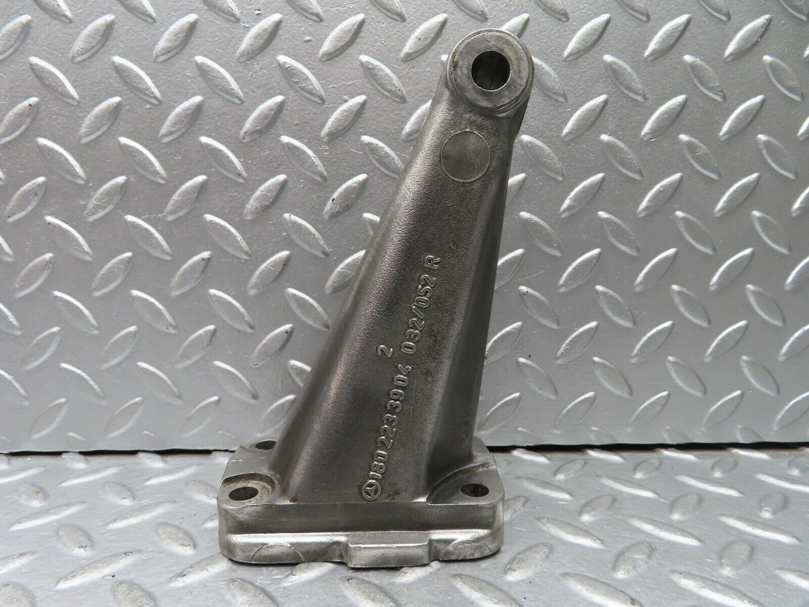 20913 Mercedes-Benz W114 250CE Coupe Engine Mount Bracket Right 1802233904