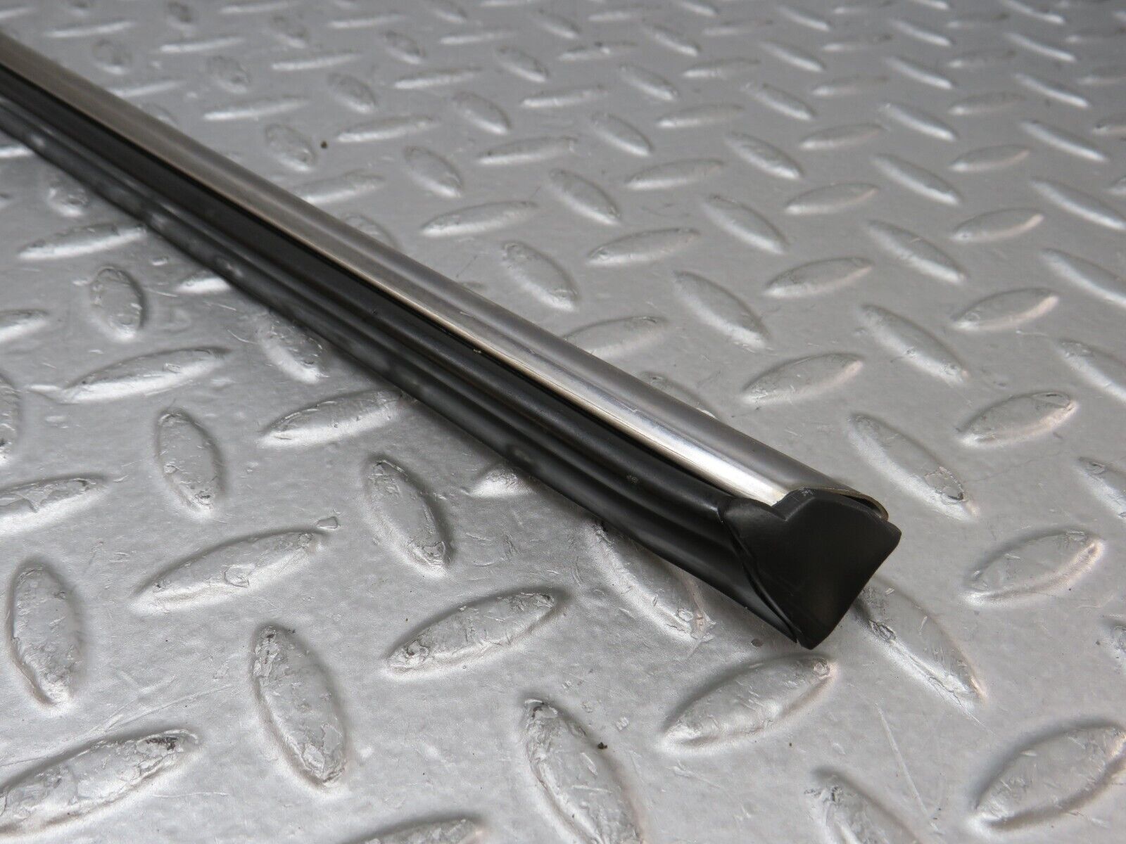 37309 Mercedes-Benz W109 300SEL Front Right Door Centre Moulding Trim