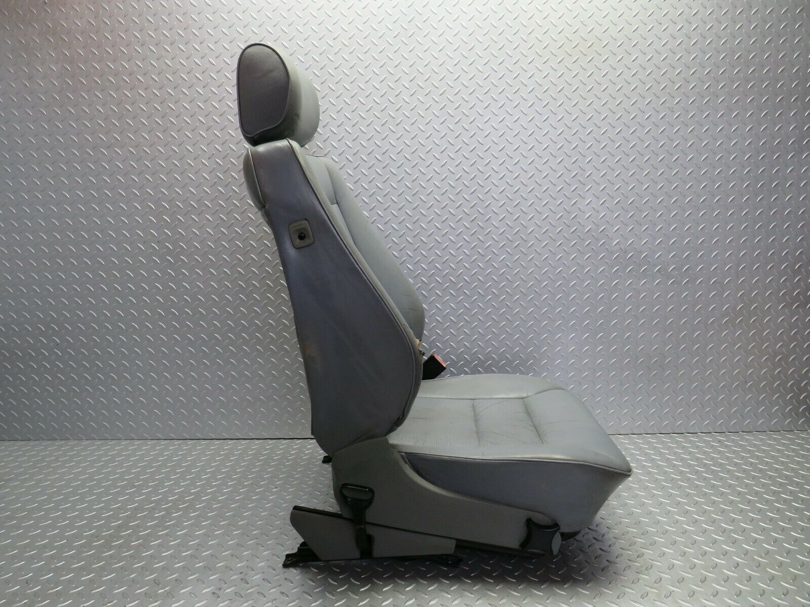 22382 Mercedes-Benz C124 E220 Coupe Front Right Seat Leather Grey 1249102350