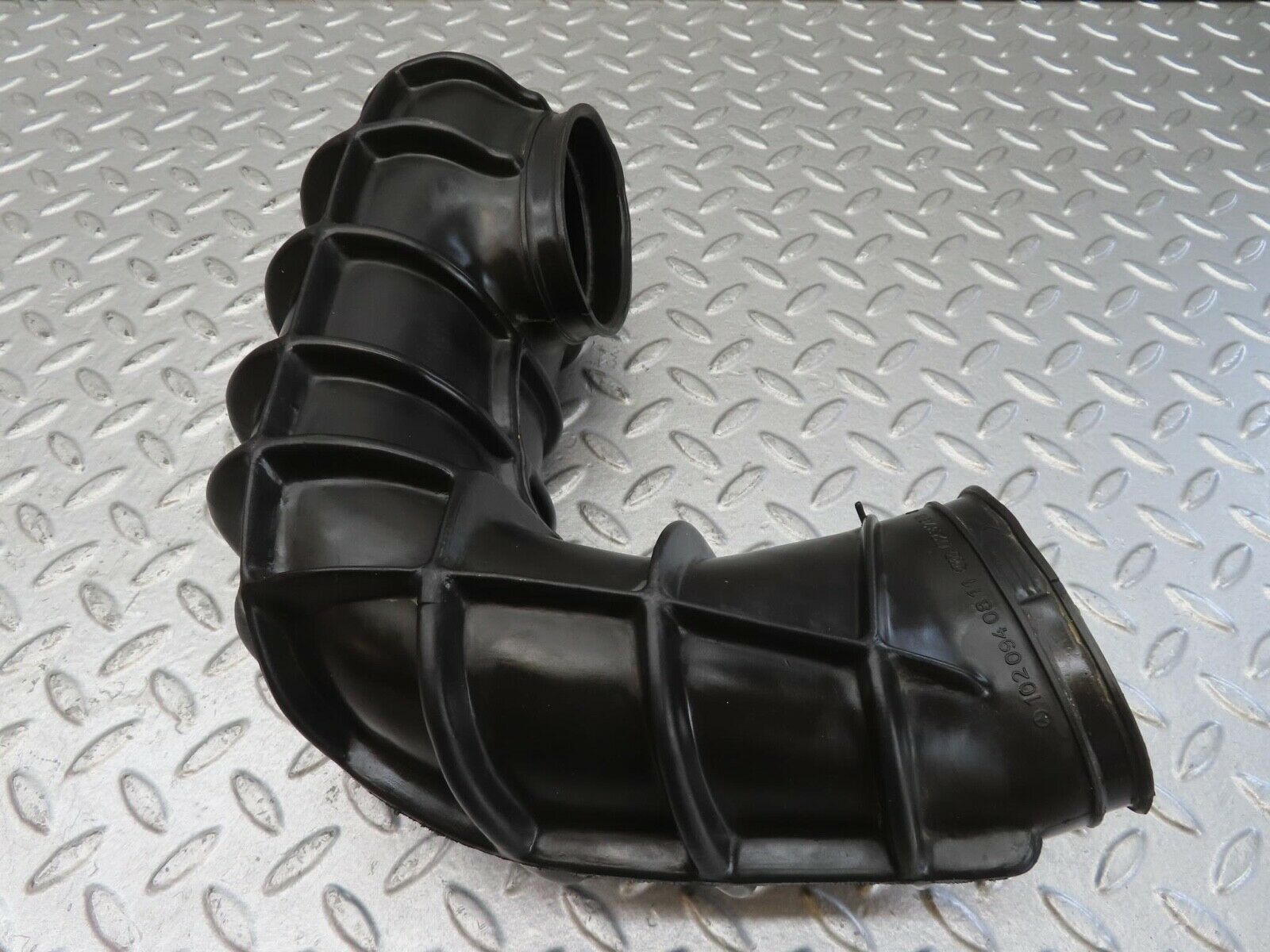 13516 Mercedes-Benz W123 200 Carburettor Air Intake Pipe Hose 1020940811