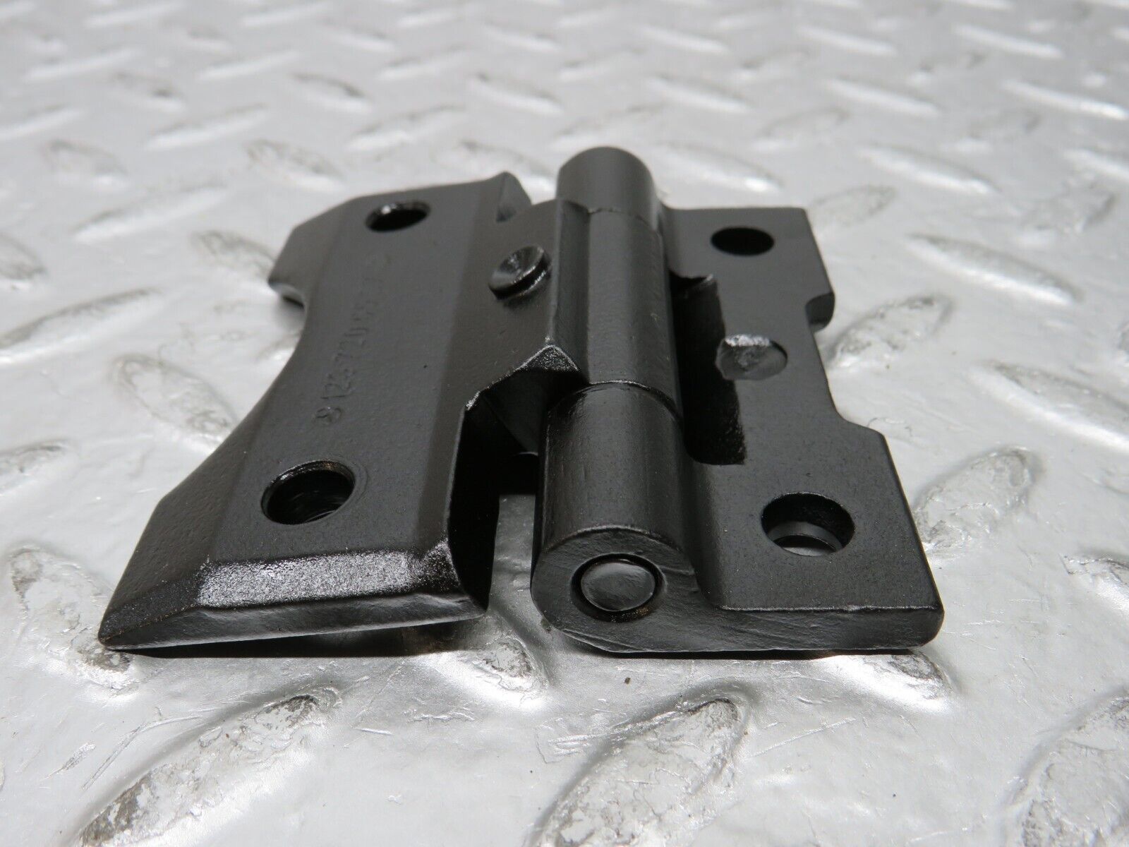 26868 Mercedes-Benz W123 240D Door Hinge Pair 1237200037