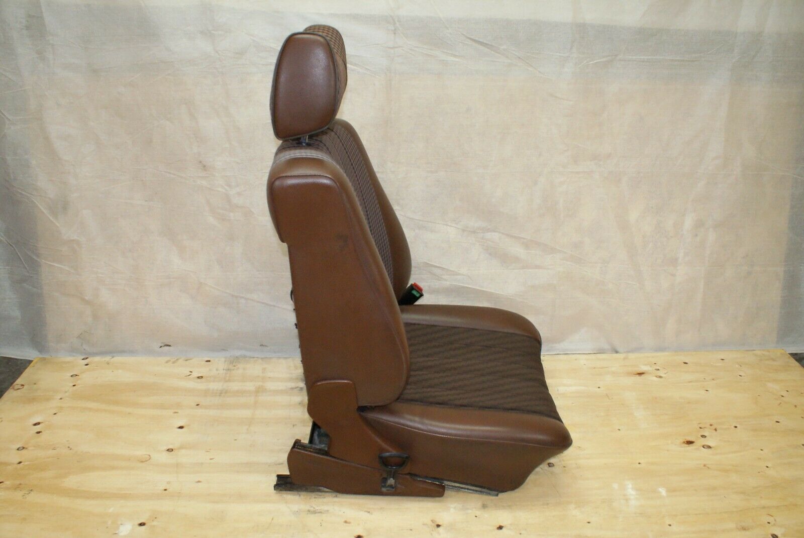 2498 Mercedes-Benz W116 350SE Front Right Seat 1169101250